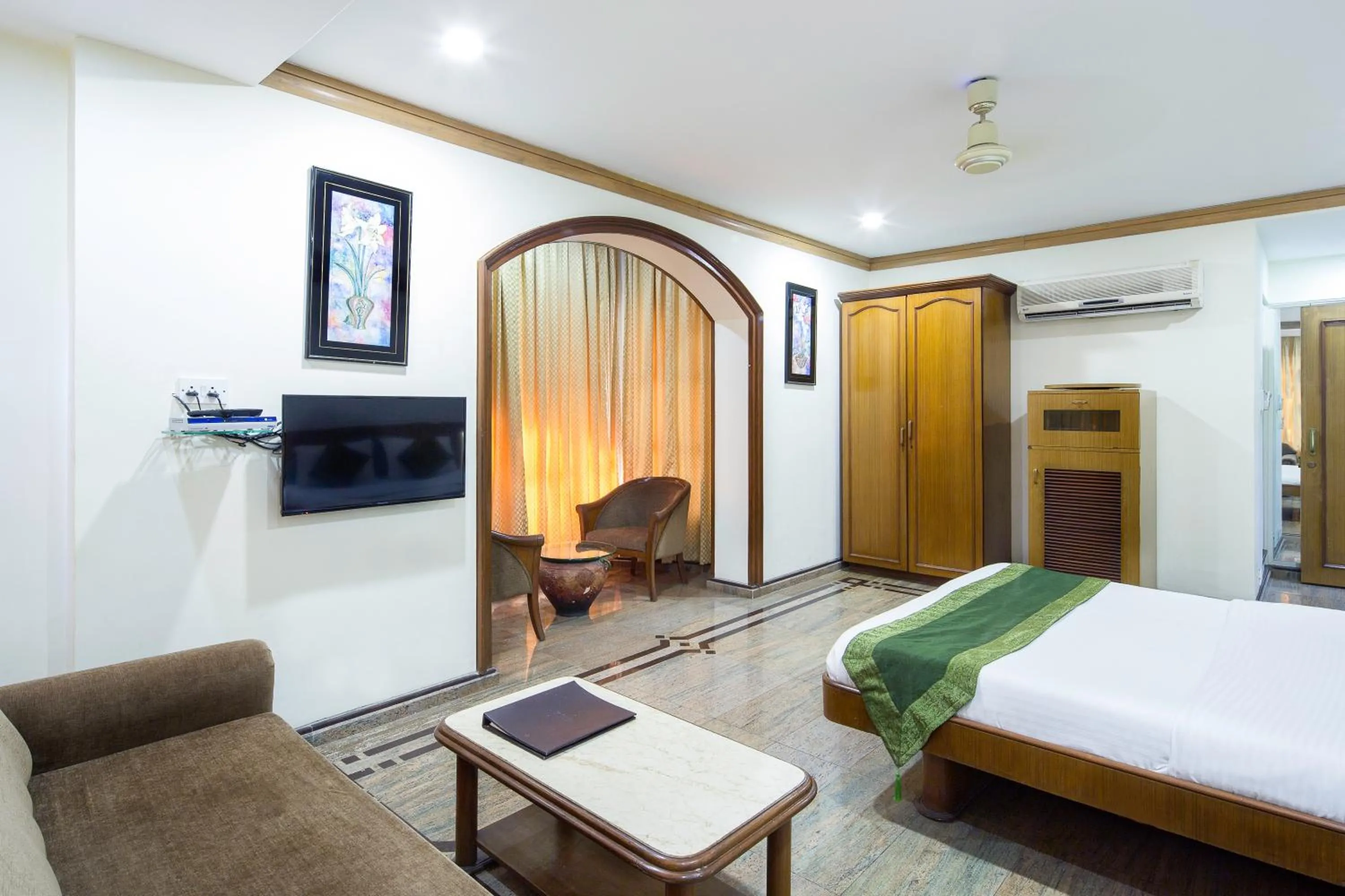 Bedroom, Bed in Garden Hotel