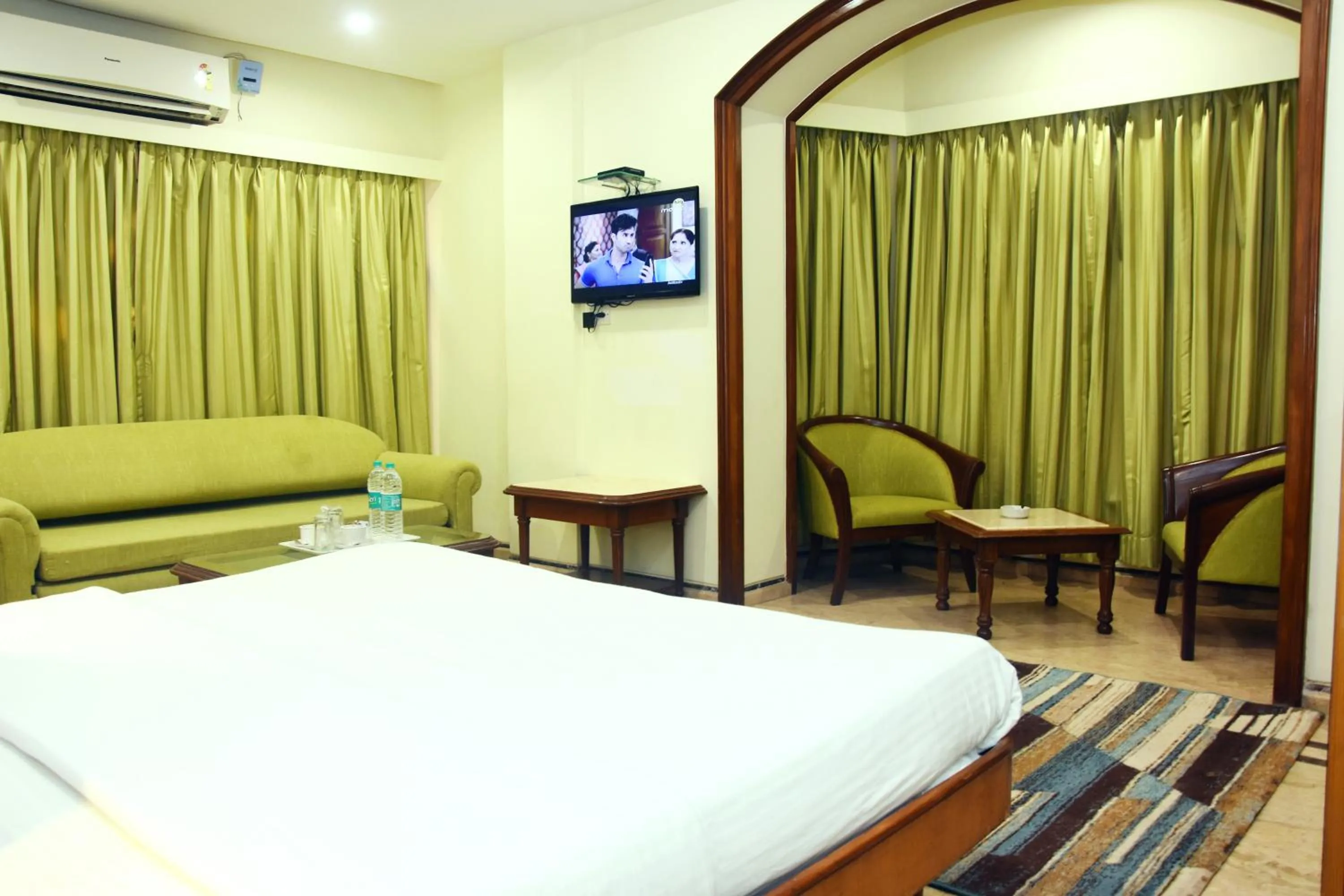 Bedroom, Bed in Garden Hotel