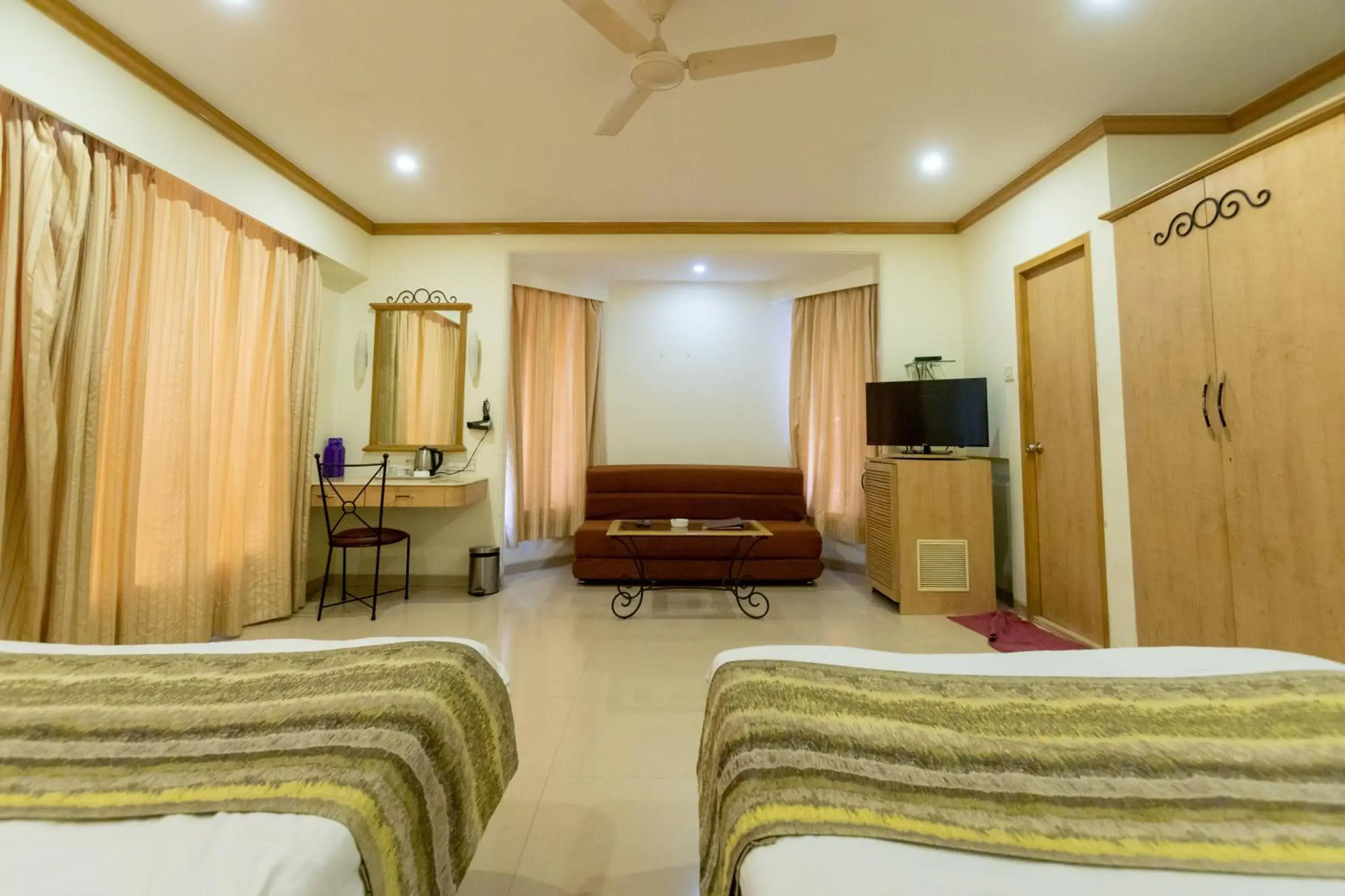 Bedroom, Bed in Garden Hotel Bedroom, Bed in Garden Hotel