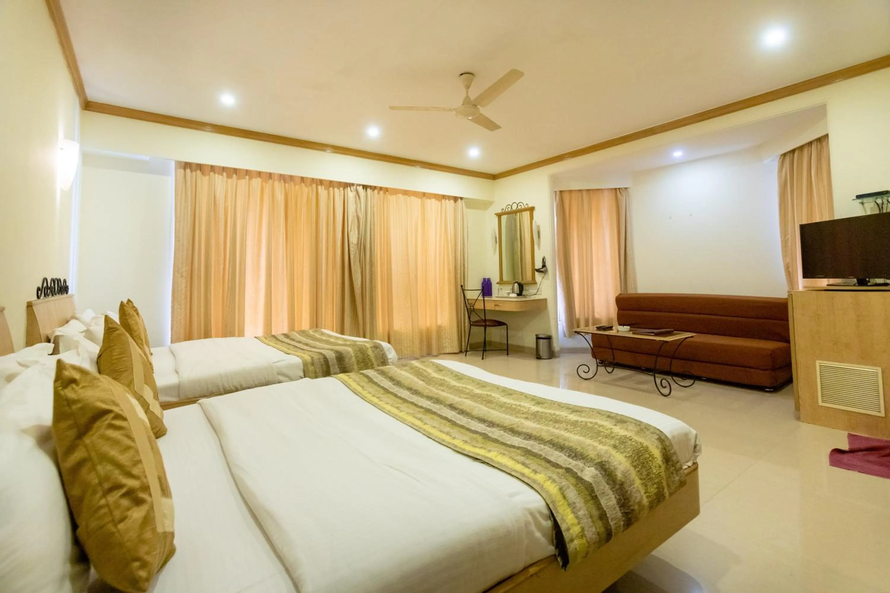 Bedroom, Bed in Garden Hotel