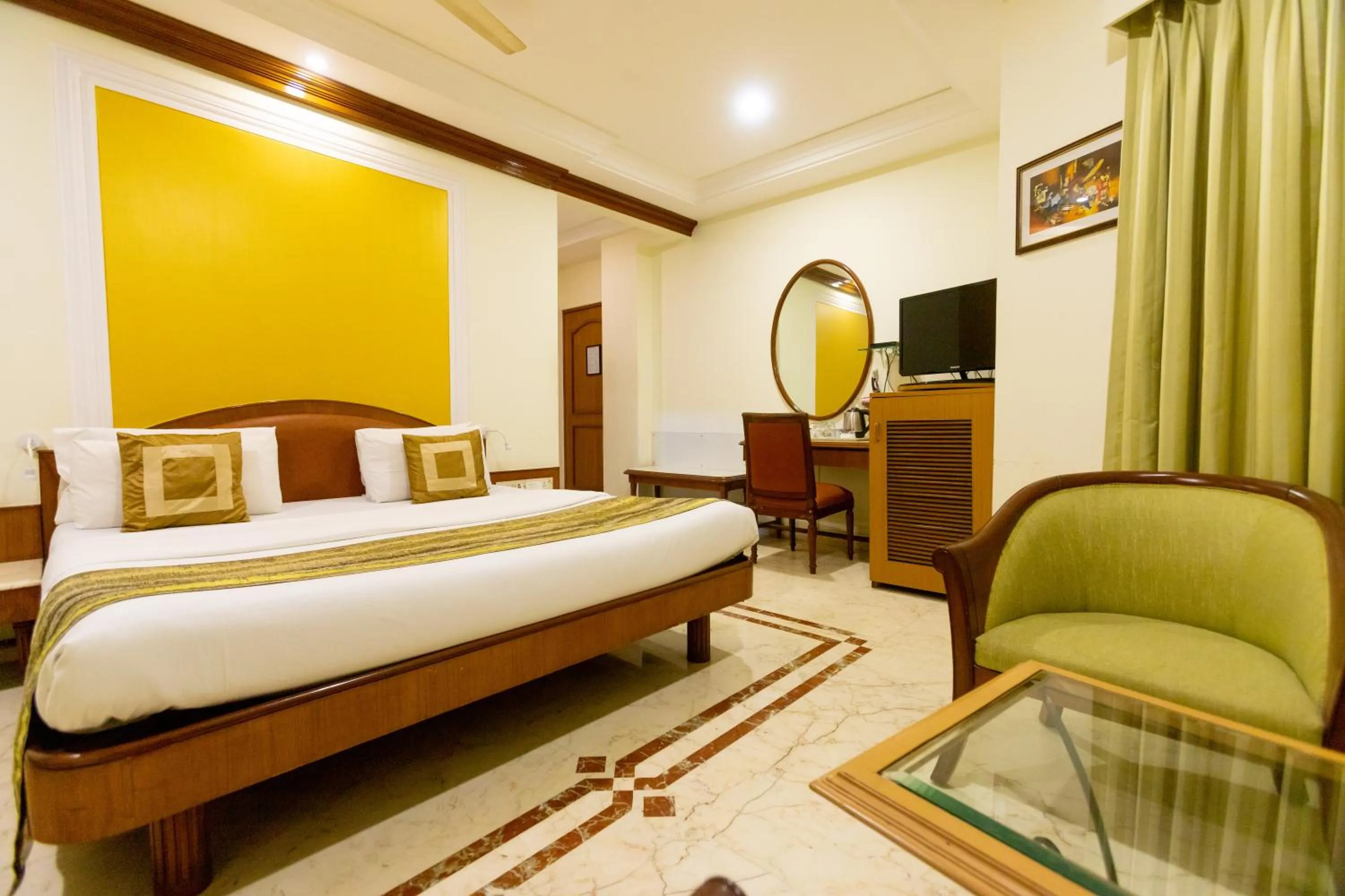 Bedroom, Bed in Garden Hotel