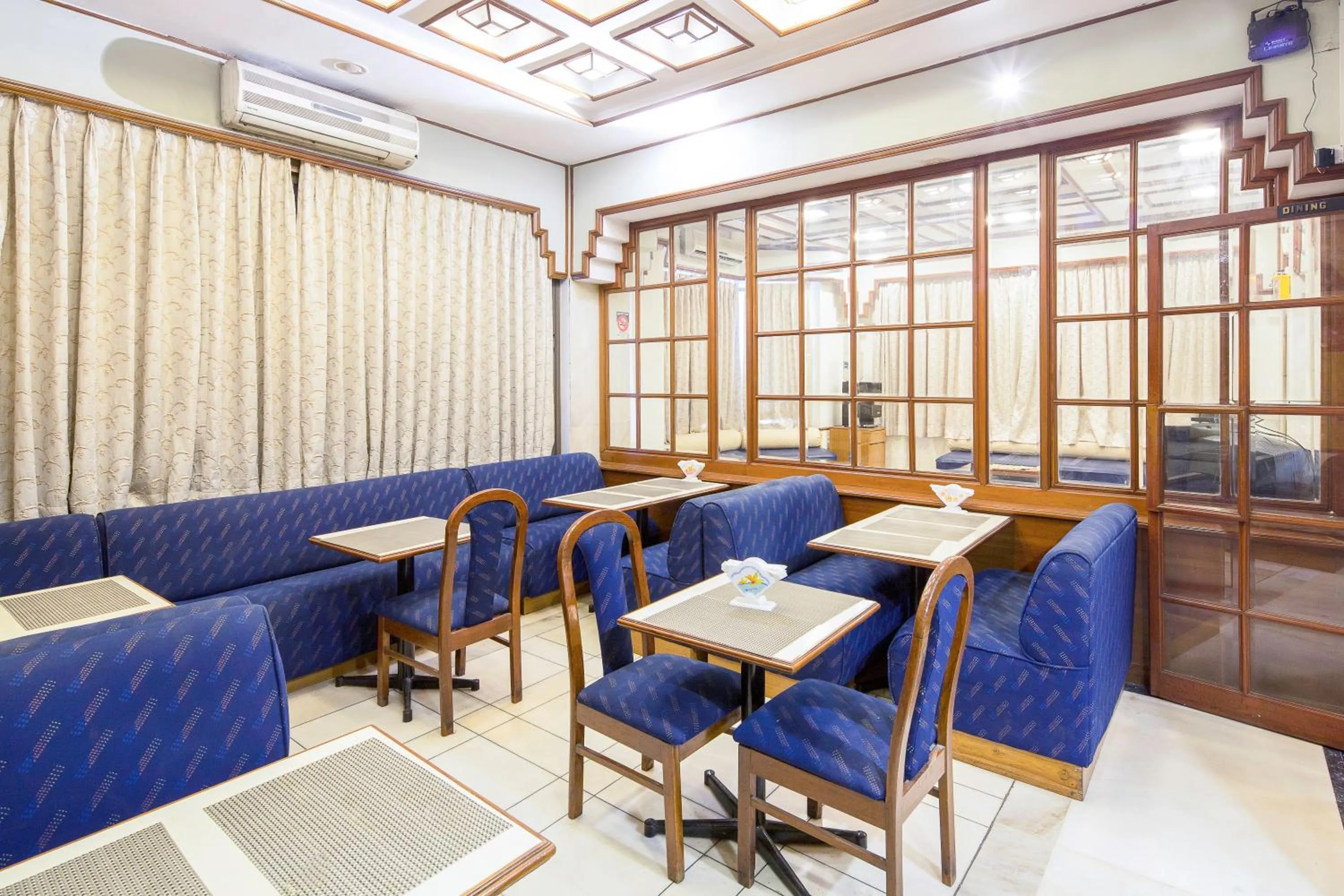 Restaurant/places to eat in Garden Hotel