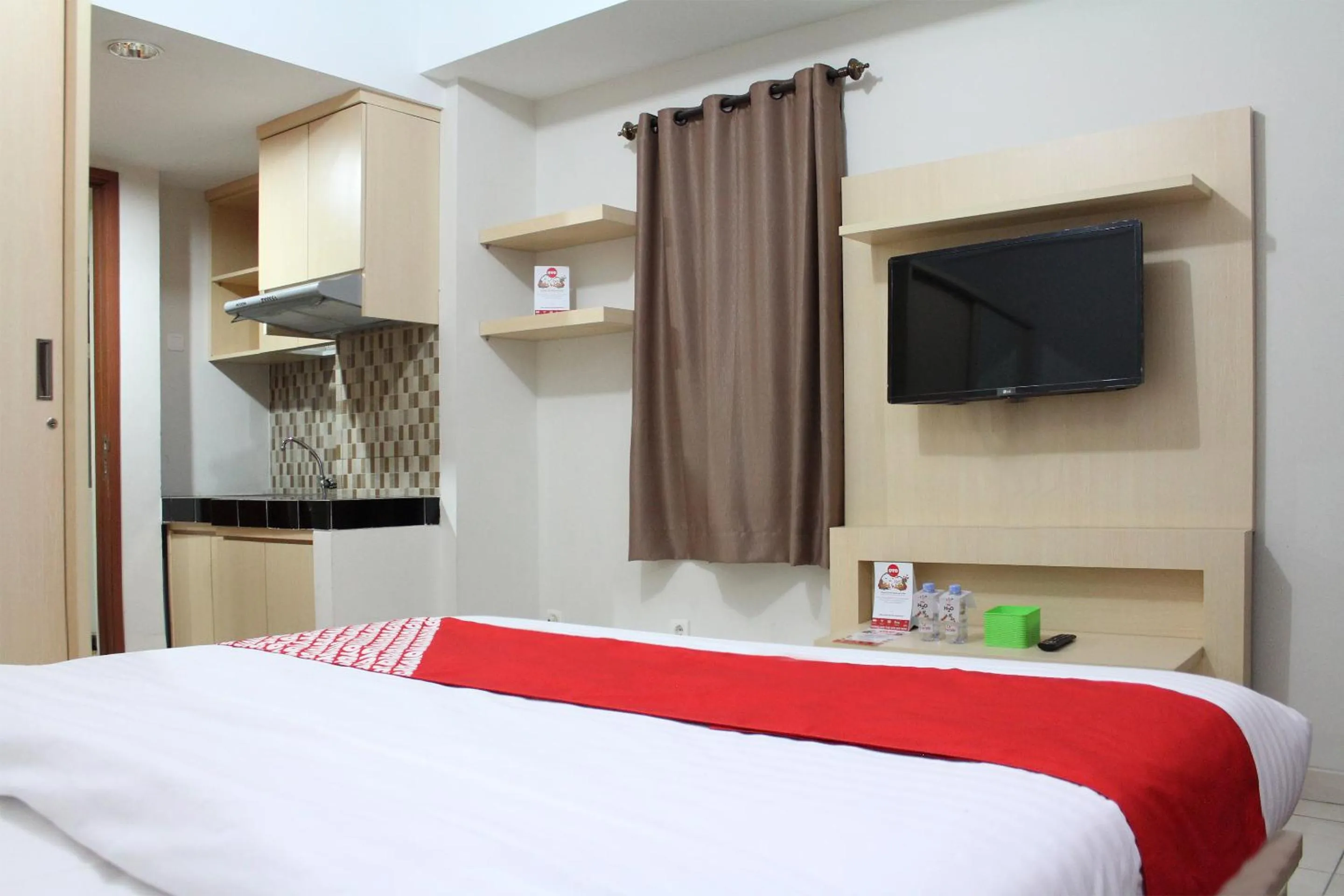 Bedroom, TV/Entertainment Center in OYO 266 Margonda Residence 5