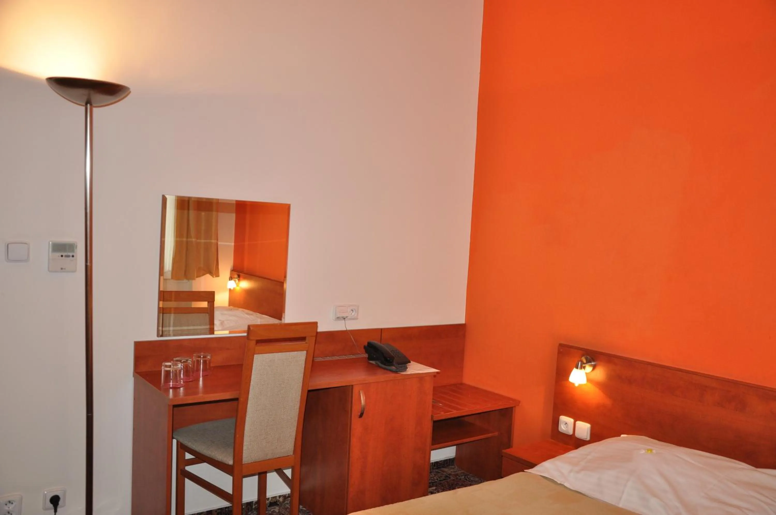 Photo of the whole room, Bed in City Central De Luxe