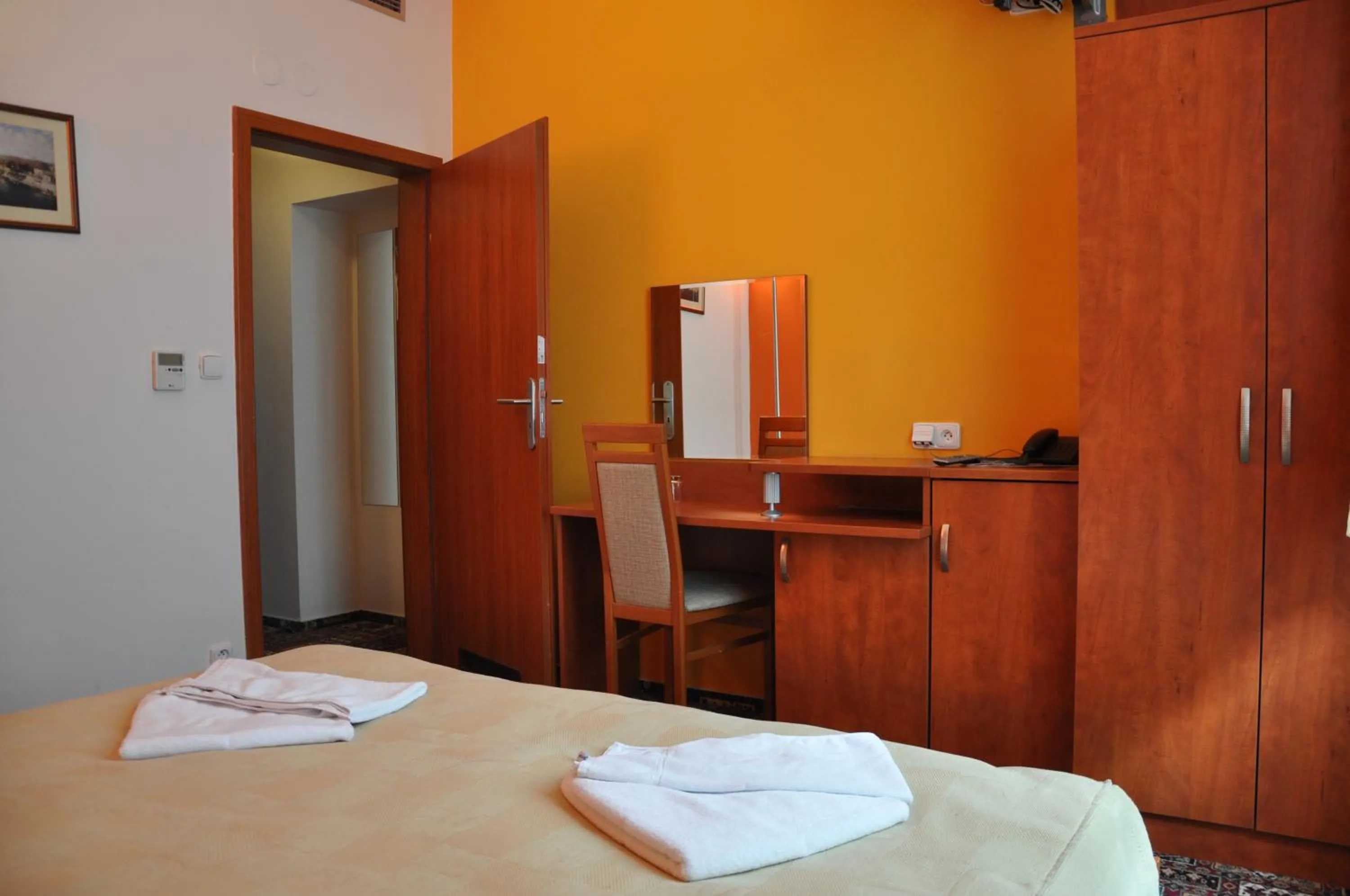 Photo of the whole room, Bed in City Central De Luxe