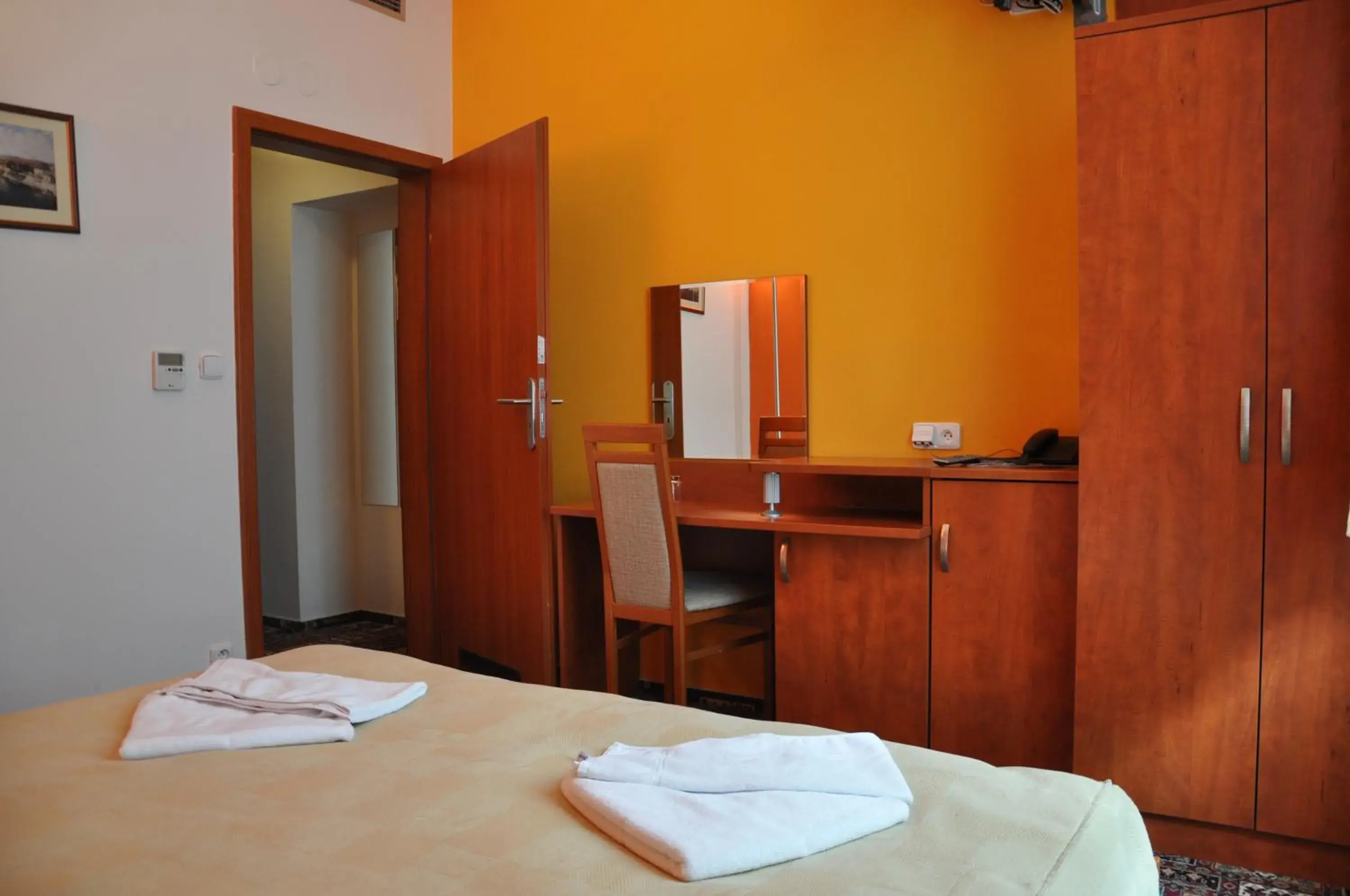 Photo of the whole room, Bed in City Central De Luxe Photo of the whole room, Bed in City Central De Luxe