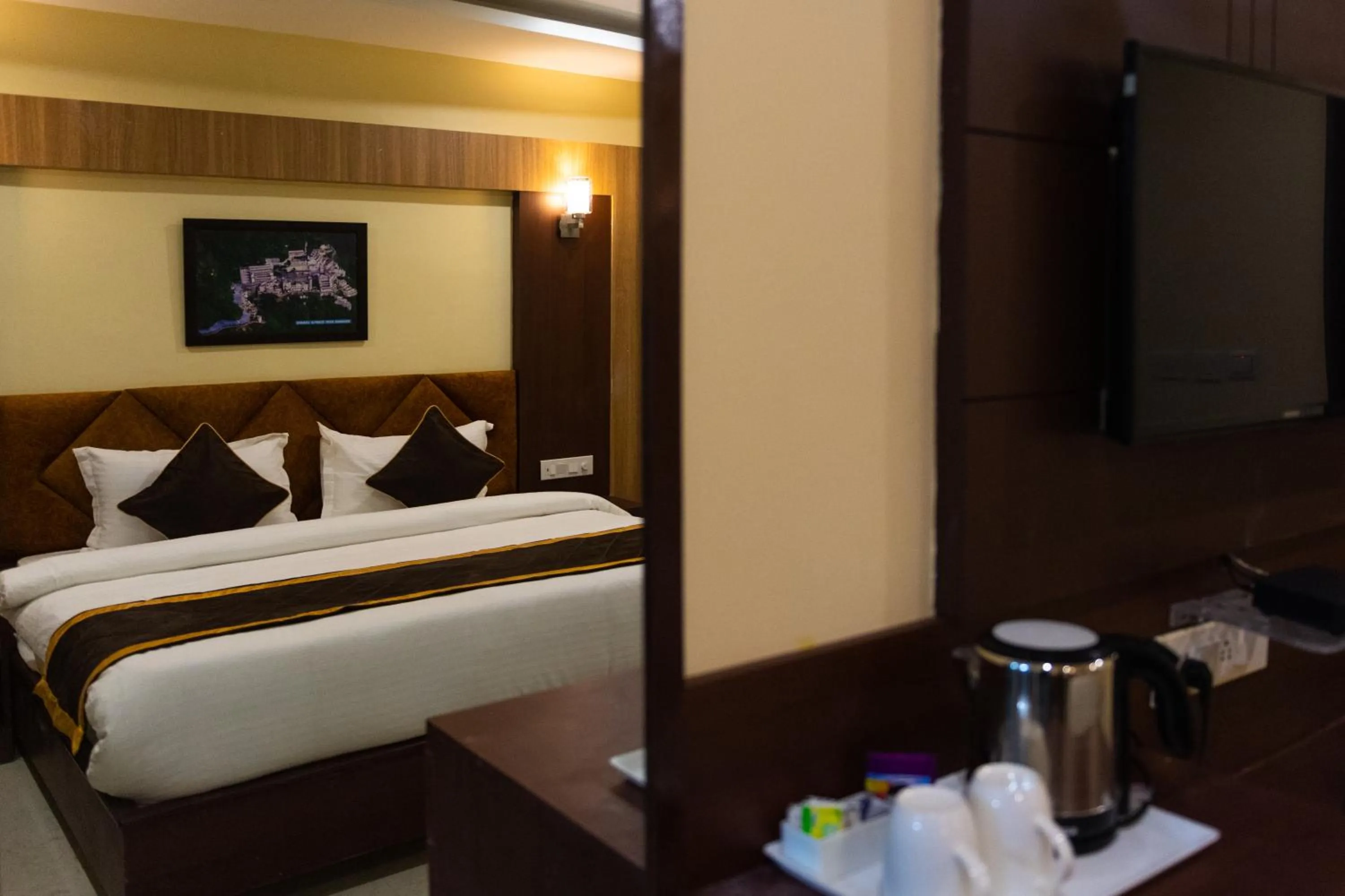 Coffee/tea facilities, Bed in HOTEL SHIVOY GRAND