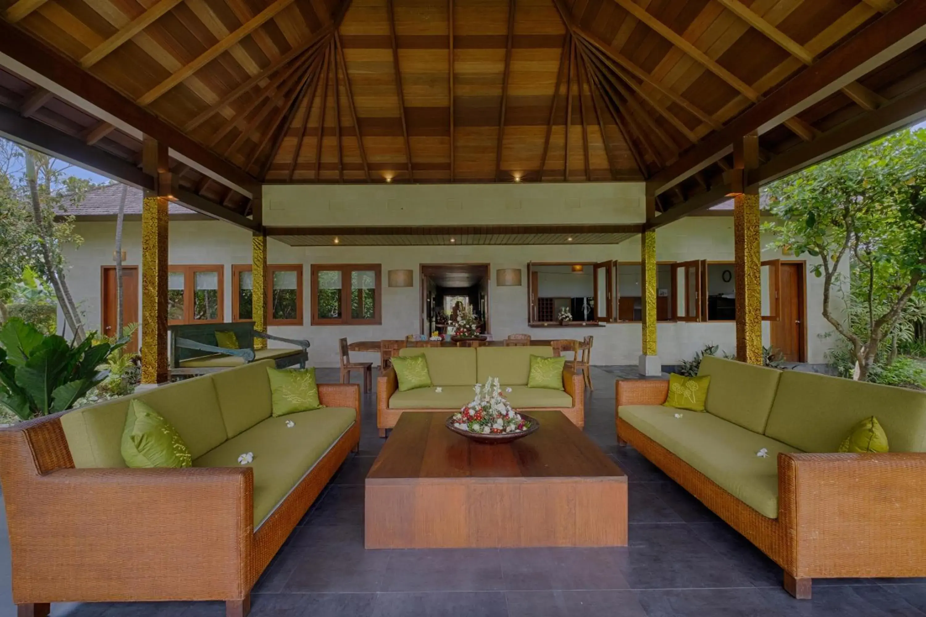 Living room in Ketewel Villa by Sanga Sanga Hospitality Living room in Ketewel Villa by Sanga Sanga Hospitality