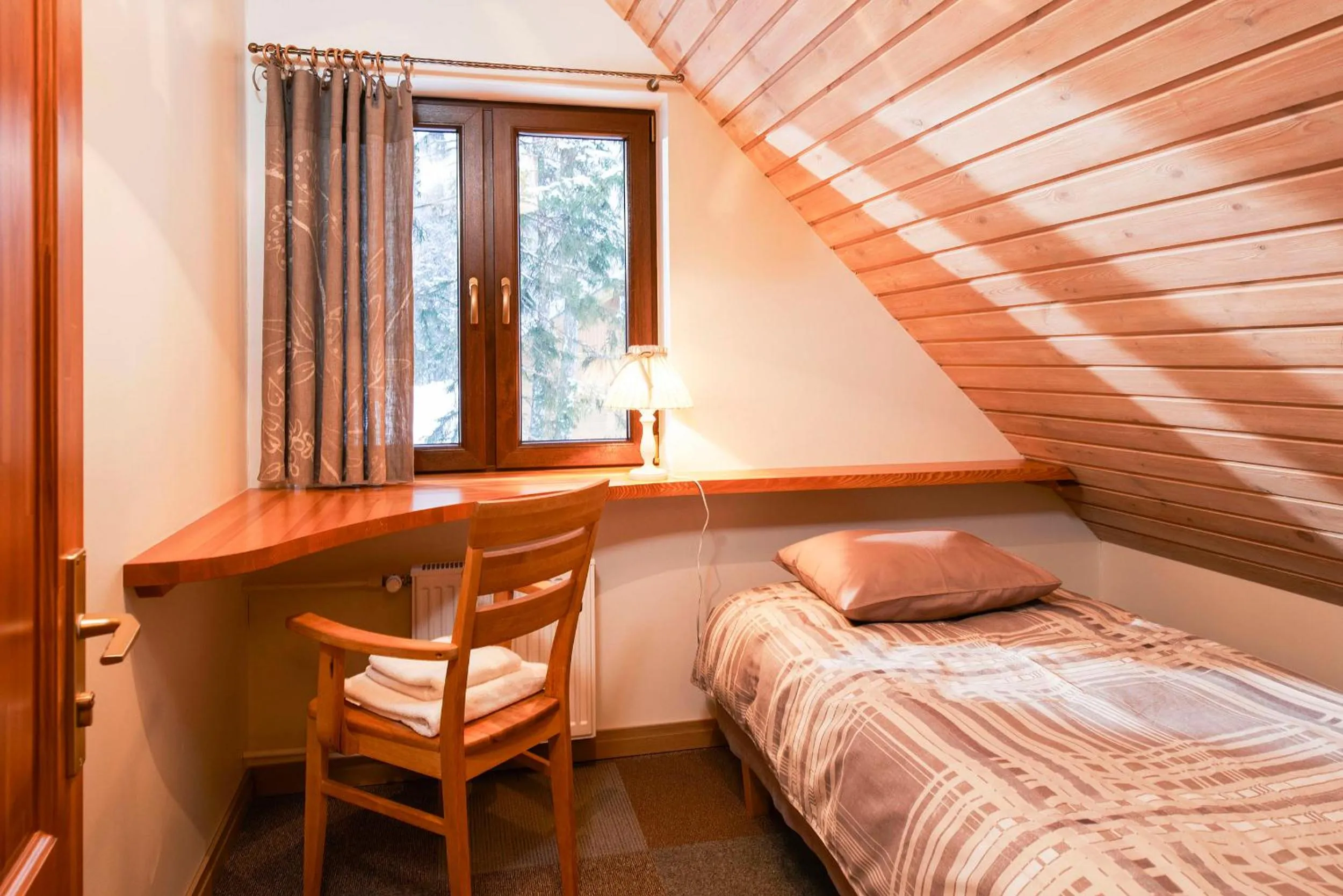 Photo of the whole room, Bed in Reinis