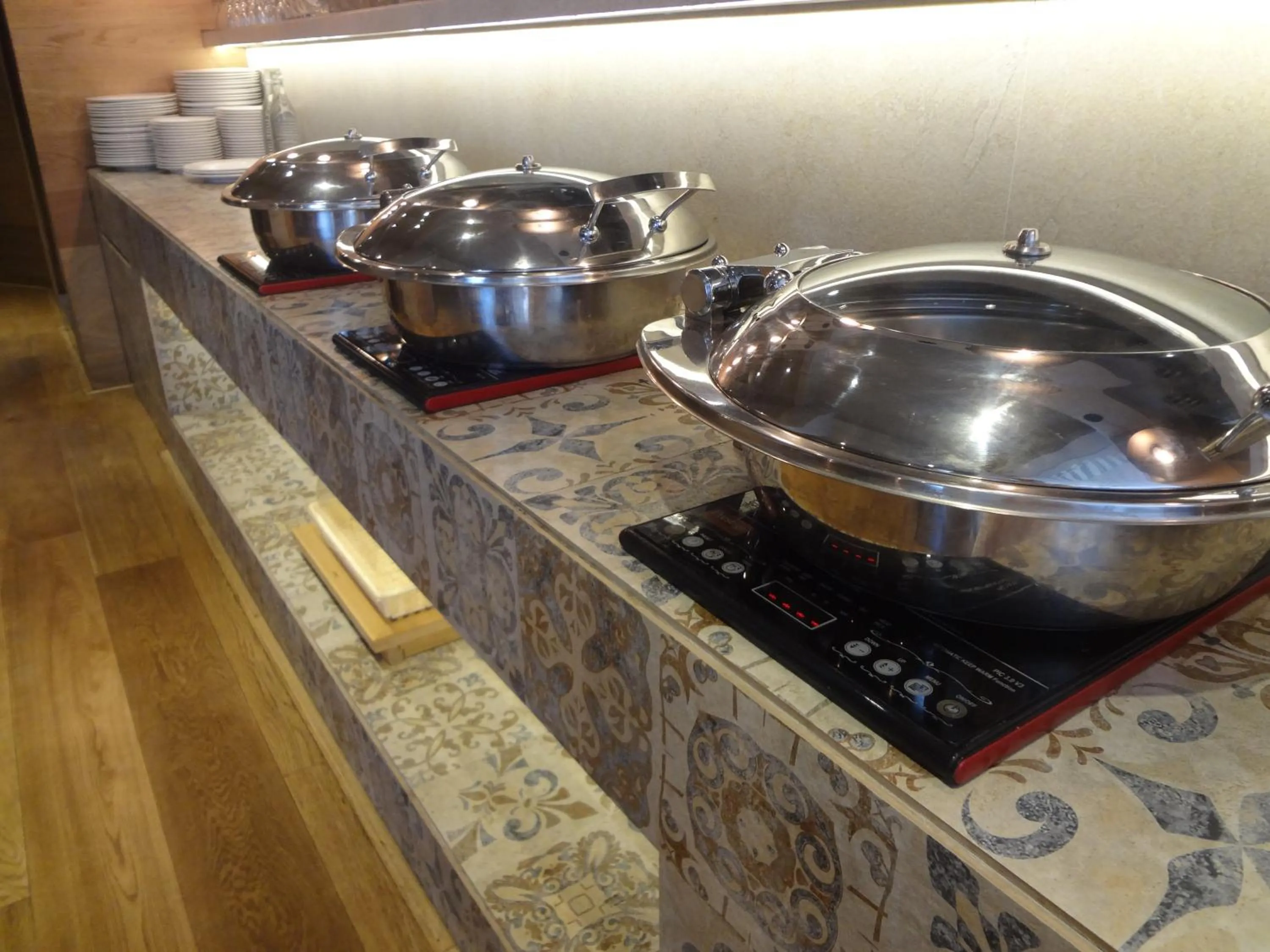 Restaurant/places to eat in Hotel Suncity Apollo - Gateway Of India