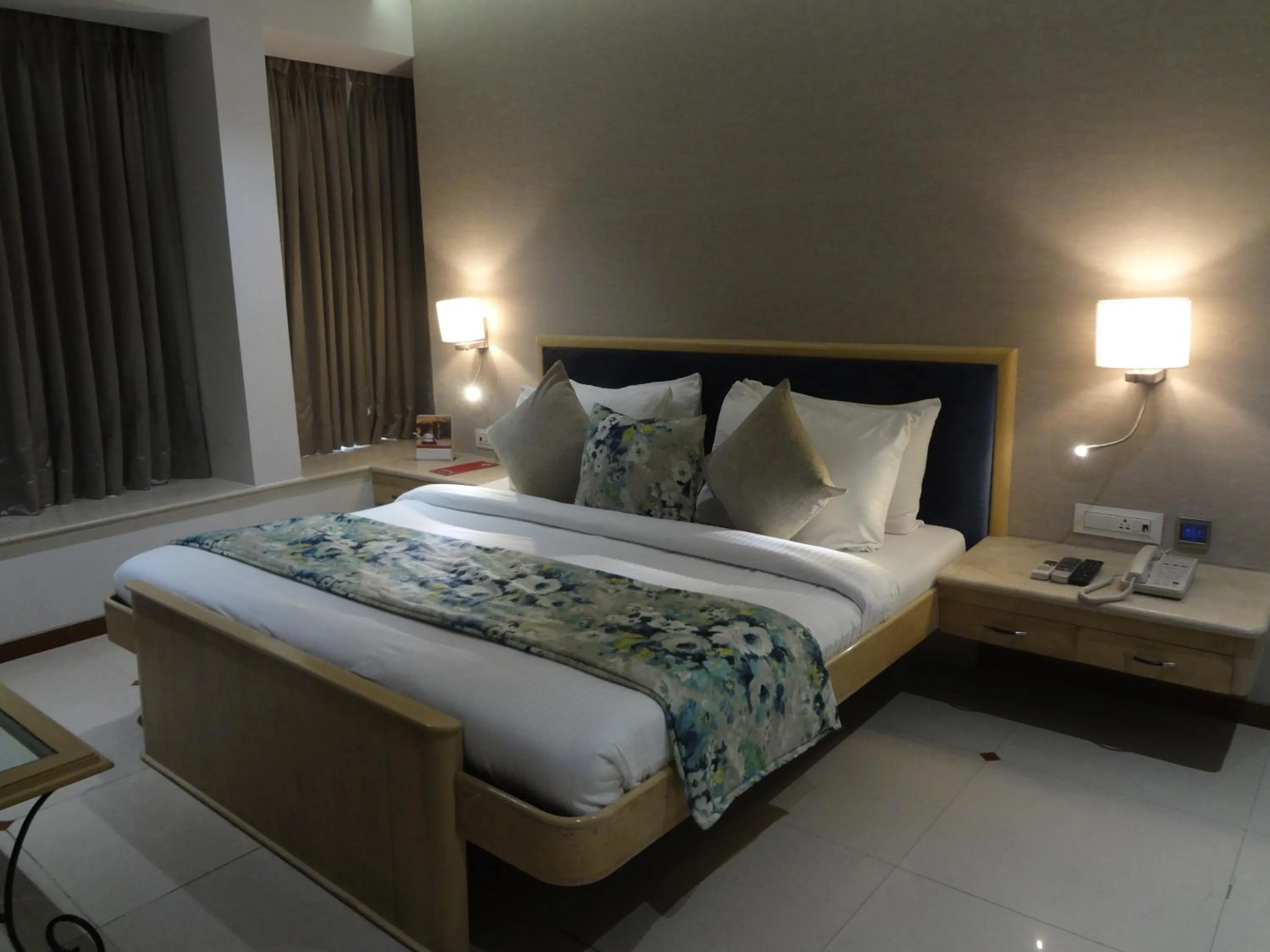 Bedroom, Bed in Hotel Suncity Apollo - Gateway Of India
