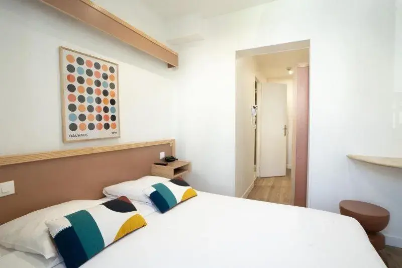 Bed in Hôtel Edgar Quinet Bed in Hôtel Edgar Quinet