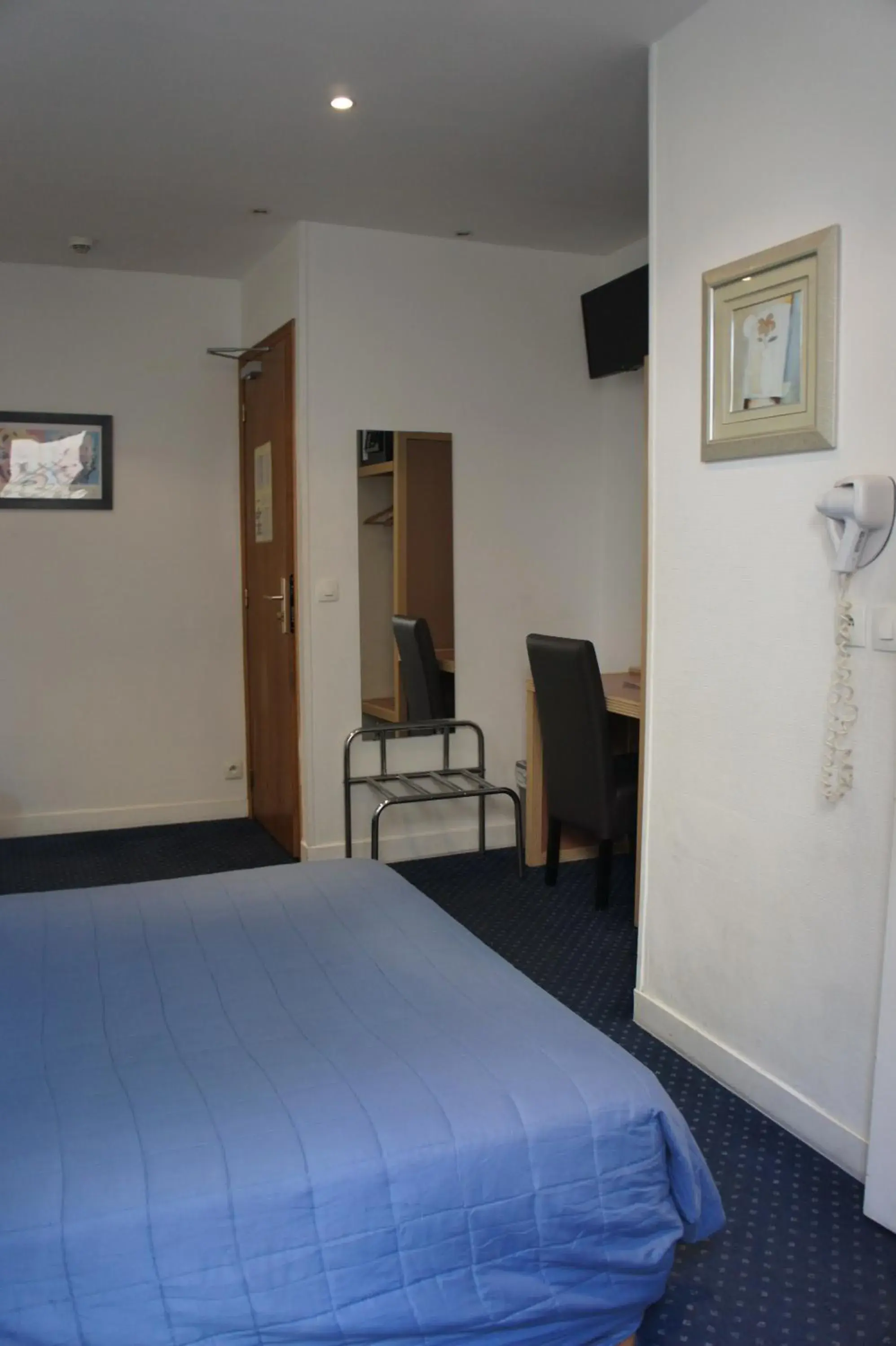 Bed in Hôtel Edgar Quinet Bed in Hôtel Edgar Quinet