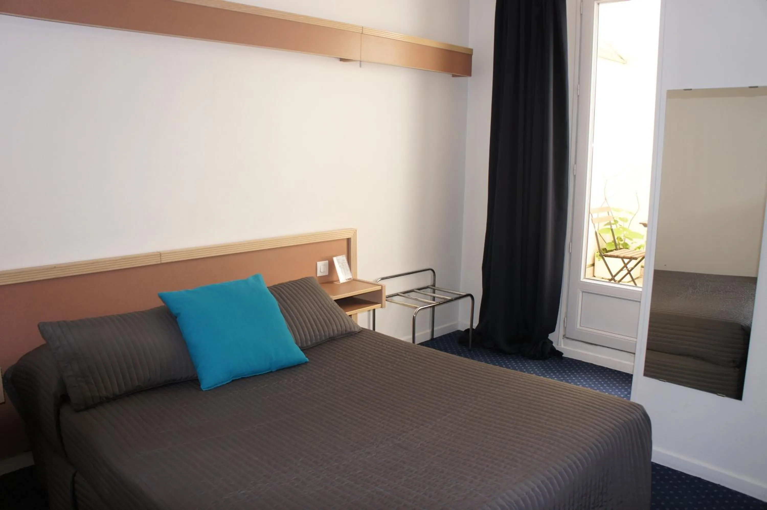 Bed in Hôtel Edgar Quinet