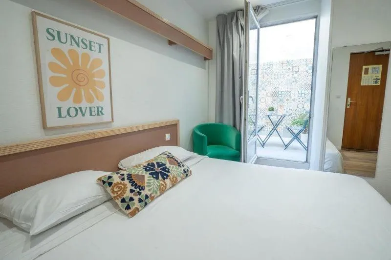 Bed in Hôtel Edgar Quinet