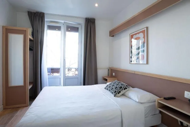 Bed in Hôtel Edgar Quinet