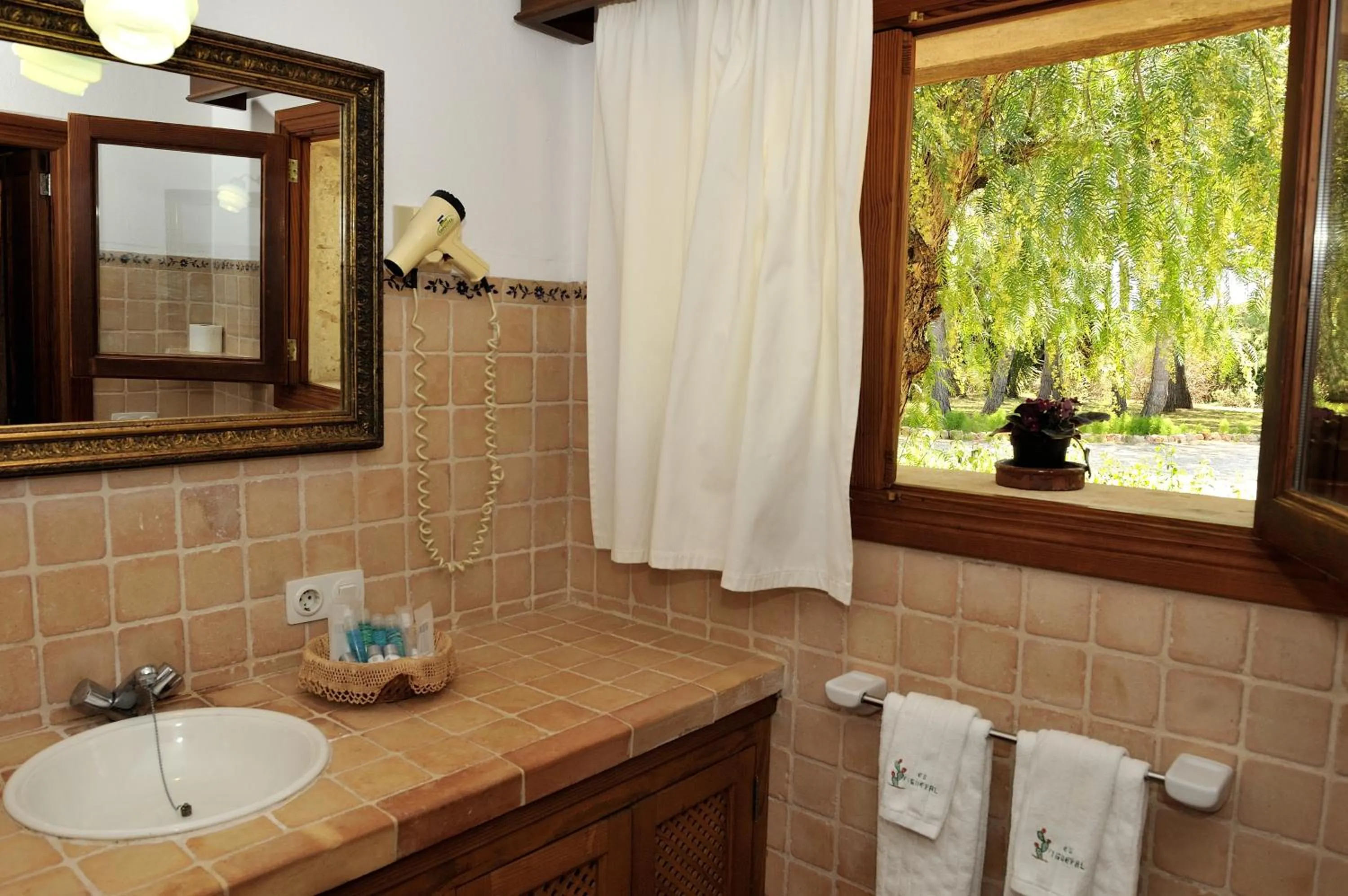 Toilet in Petit Hotel Es Figueral