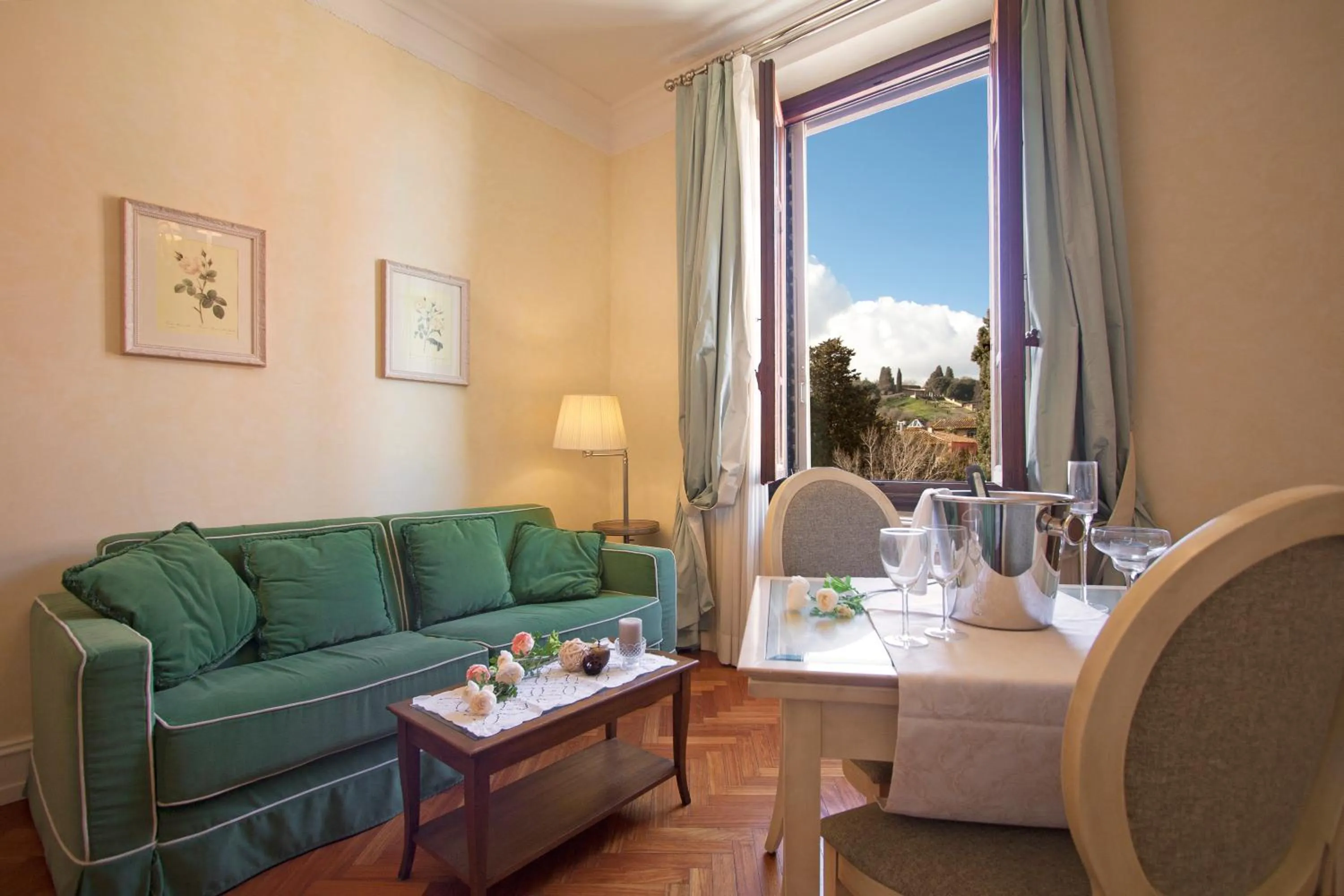 Living room in Serristori Palace Residence