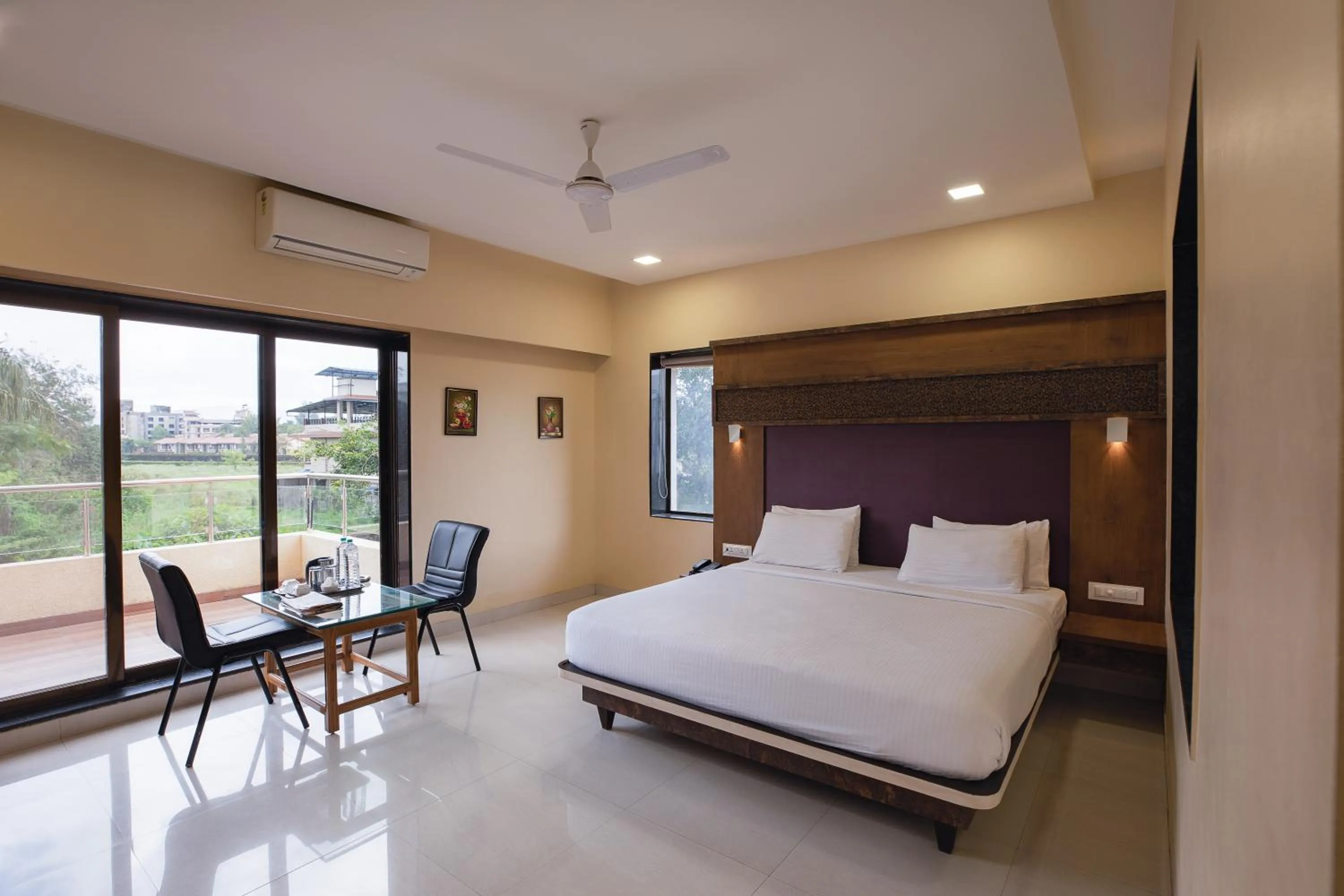 Photo of the whole room, Bed in City Palace Resort