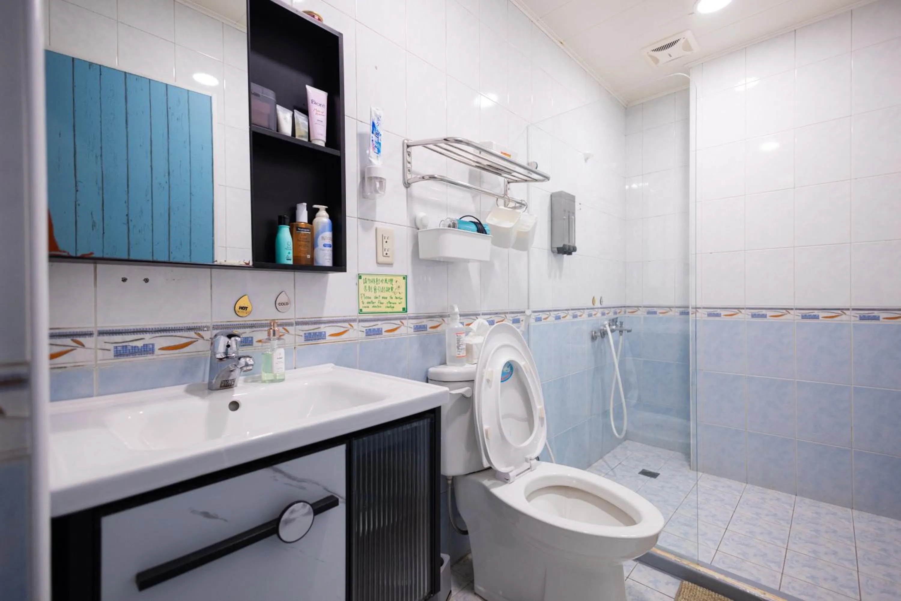 Shower in Maybe Homestay