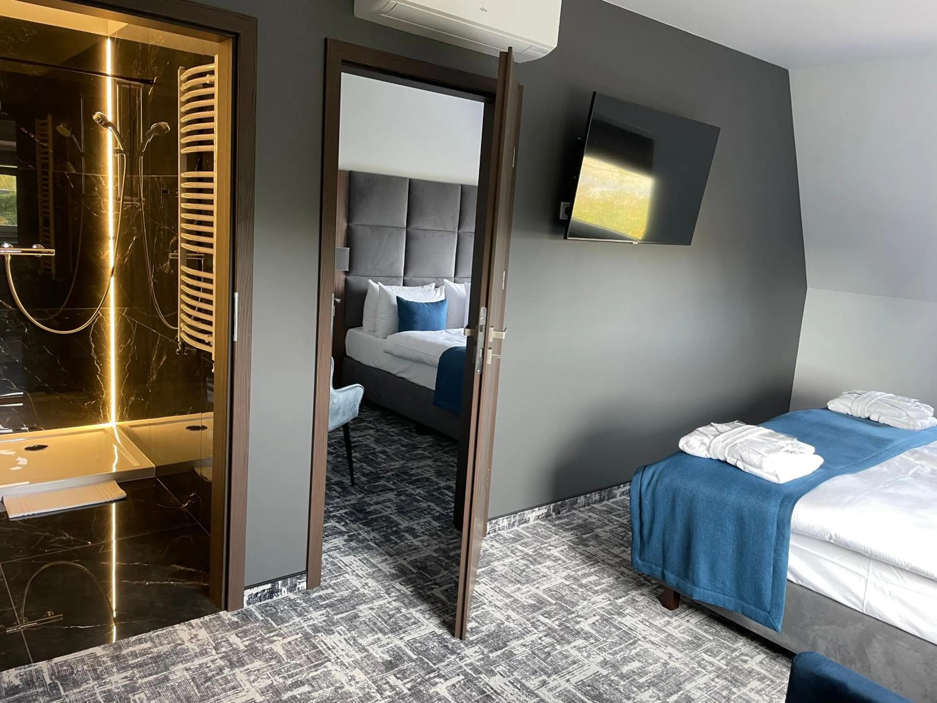 Shower, Bed in Hotel Korona Spa & Wellness