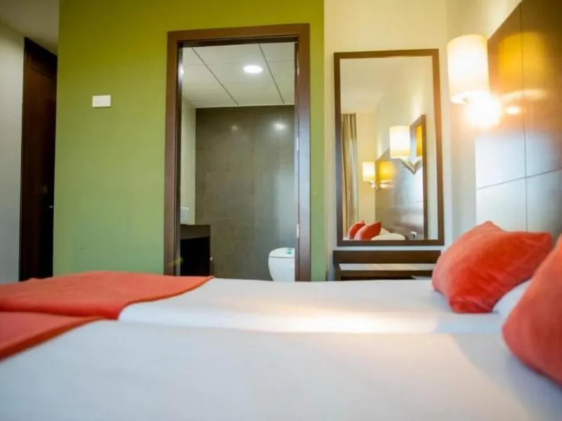 Twin Room with Extra Bed in Hospedium Hotel Valles de Gredos Golf