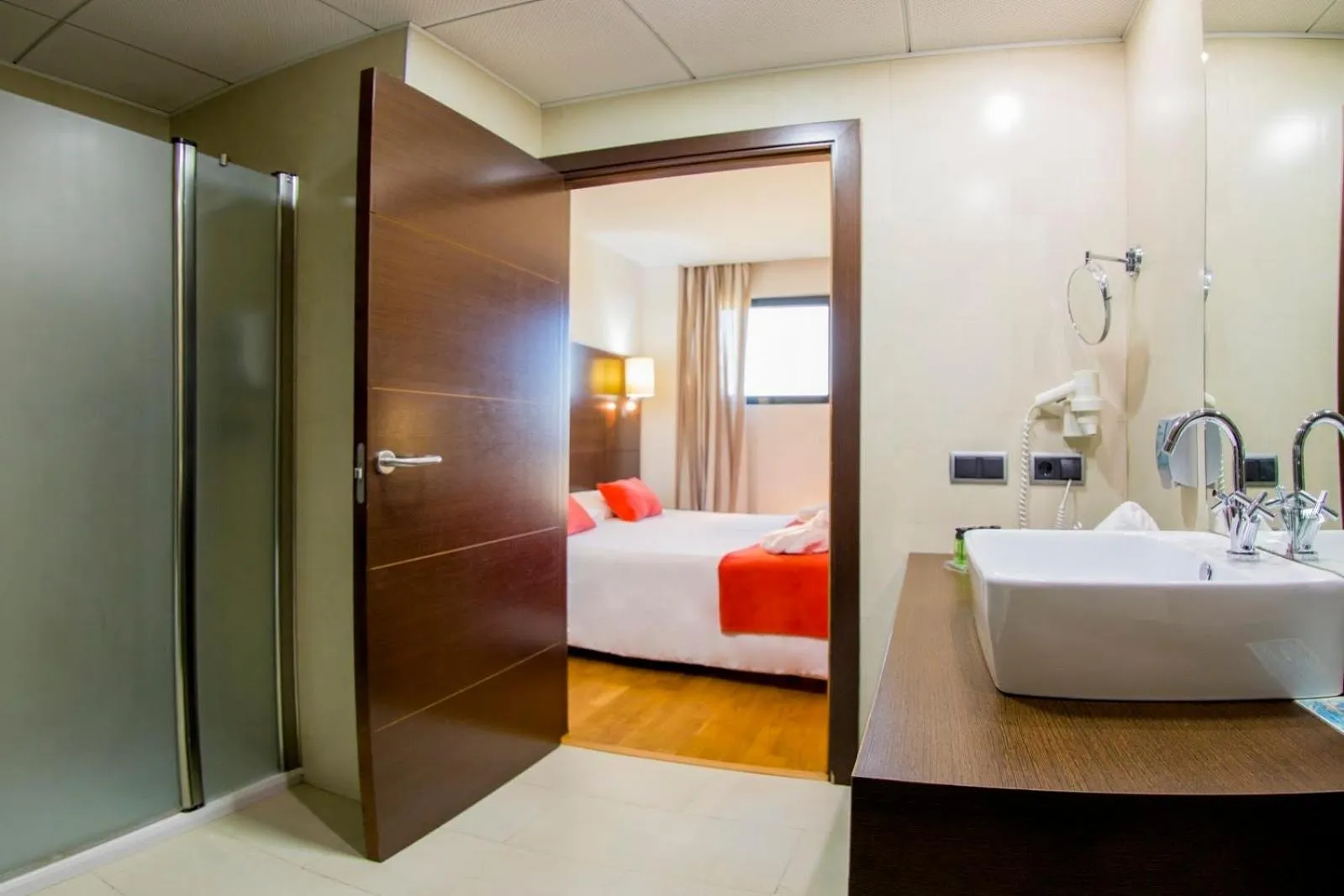 Bathroom, Bed in Hospedium Hotel Valles de Gredos Golf