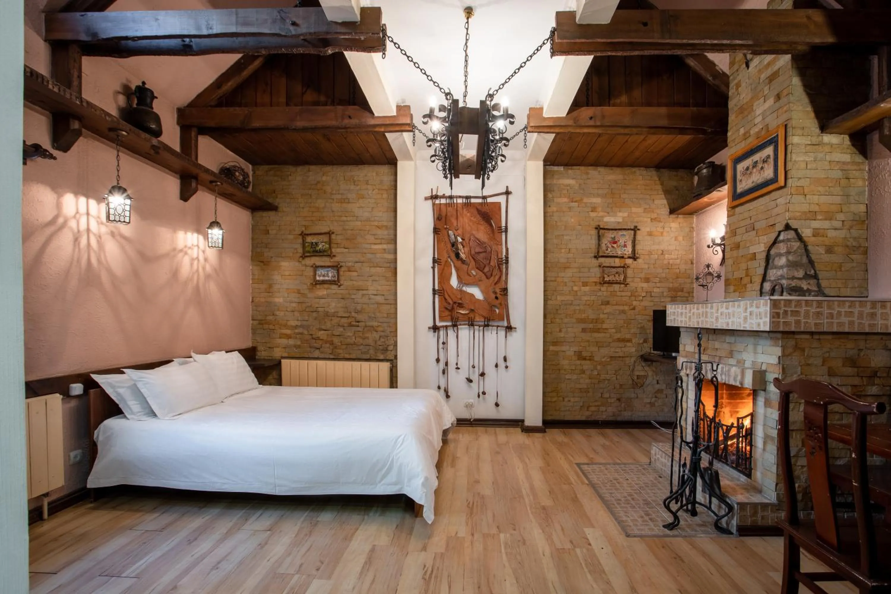 Photo of the whole room, Bed in Asian Mountains