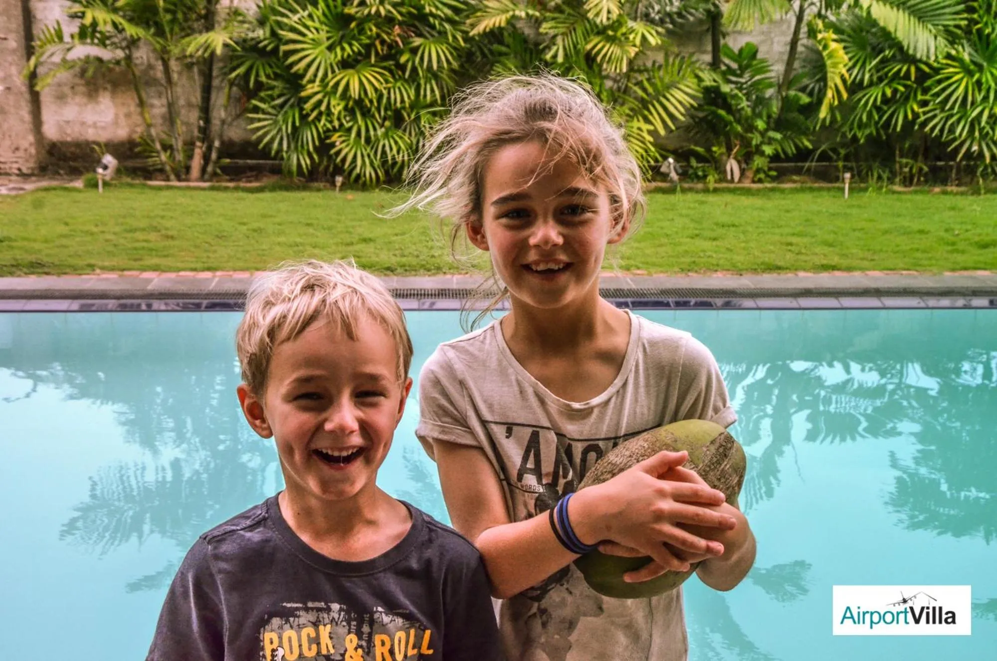 Swimming pool in Airport Villa