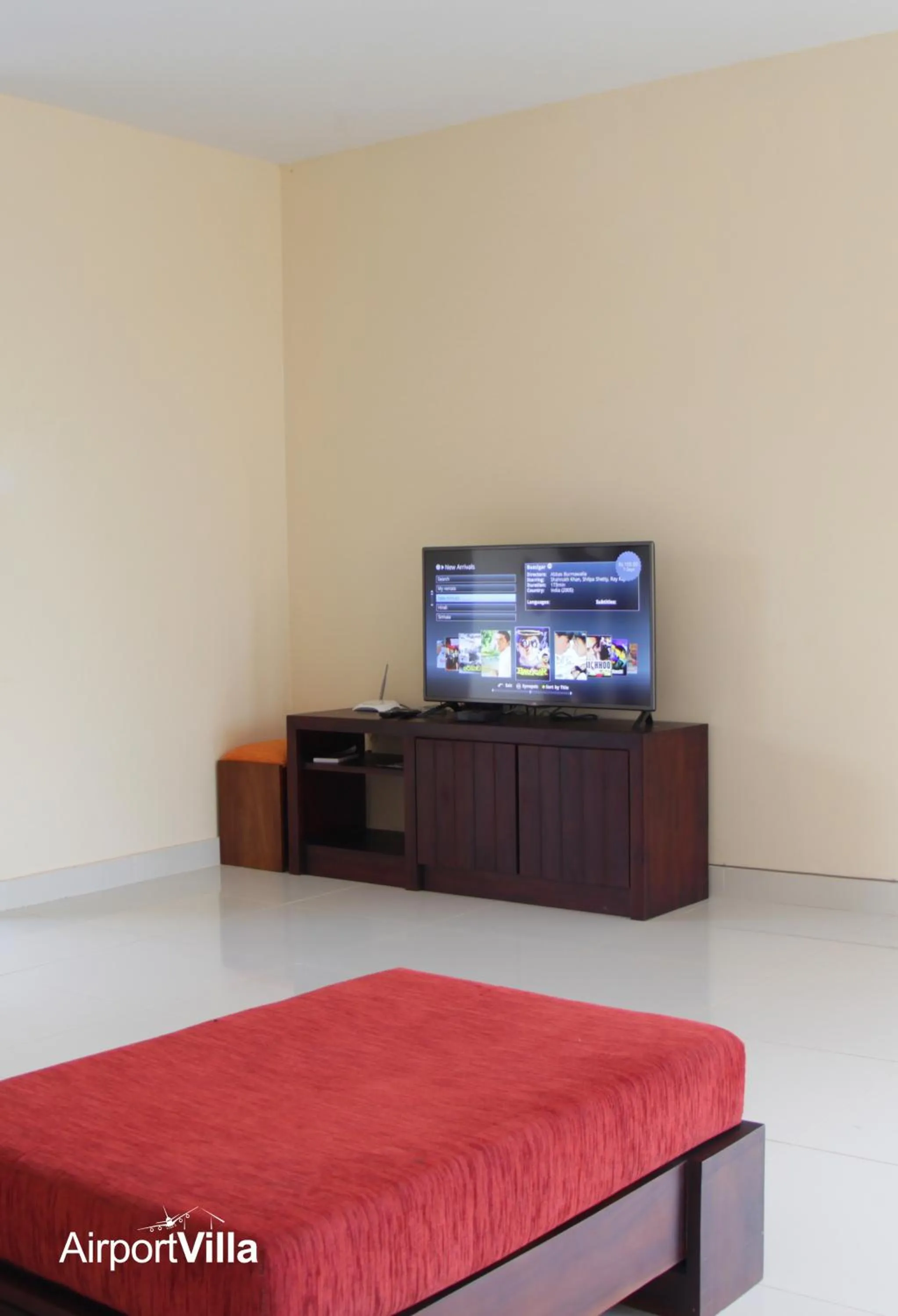 Communal lounge/ TV room, Bed in Airport Villa