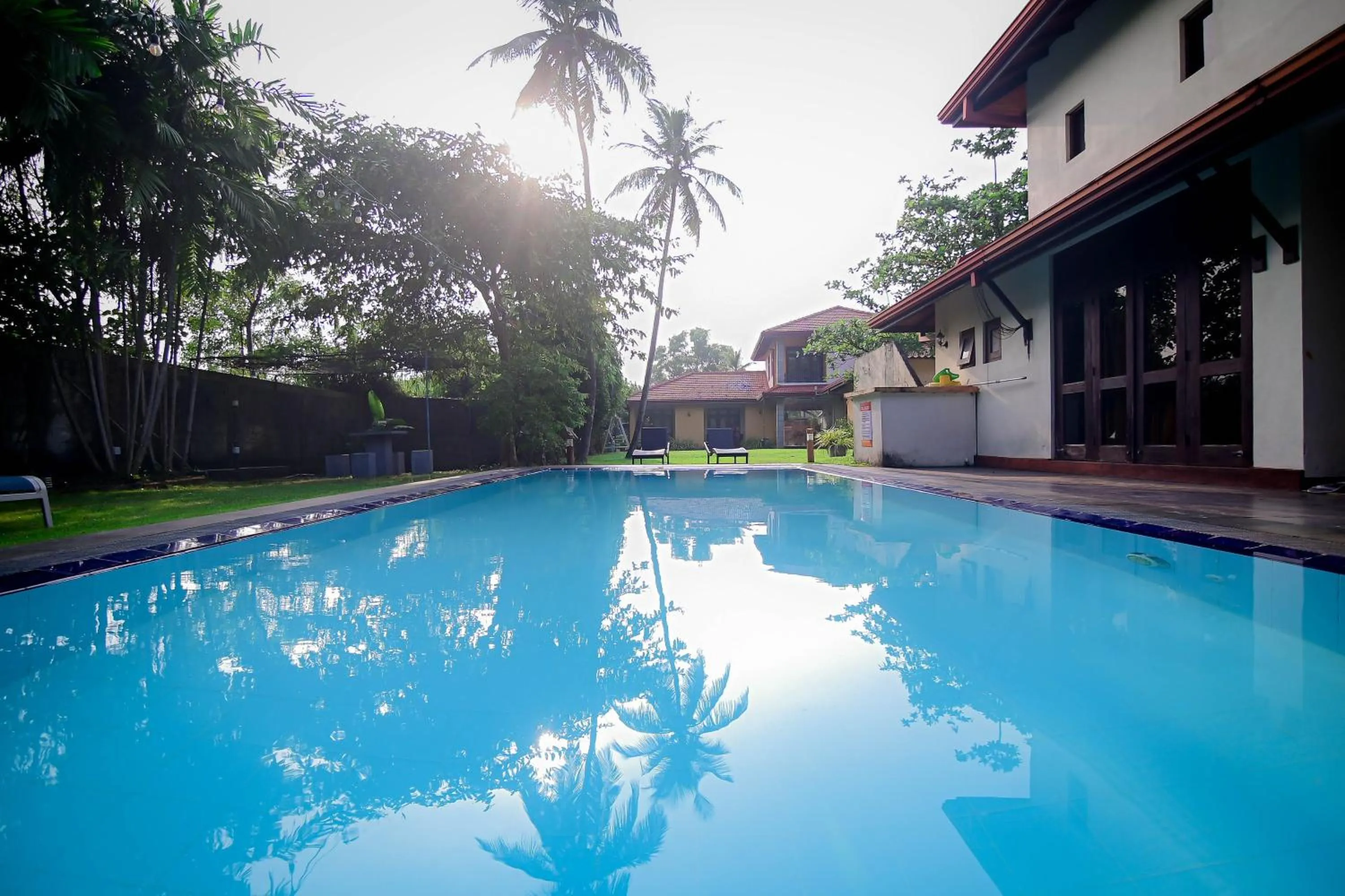 Swimming pool in Airport Villa