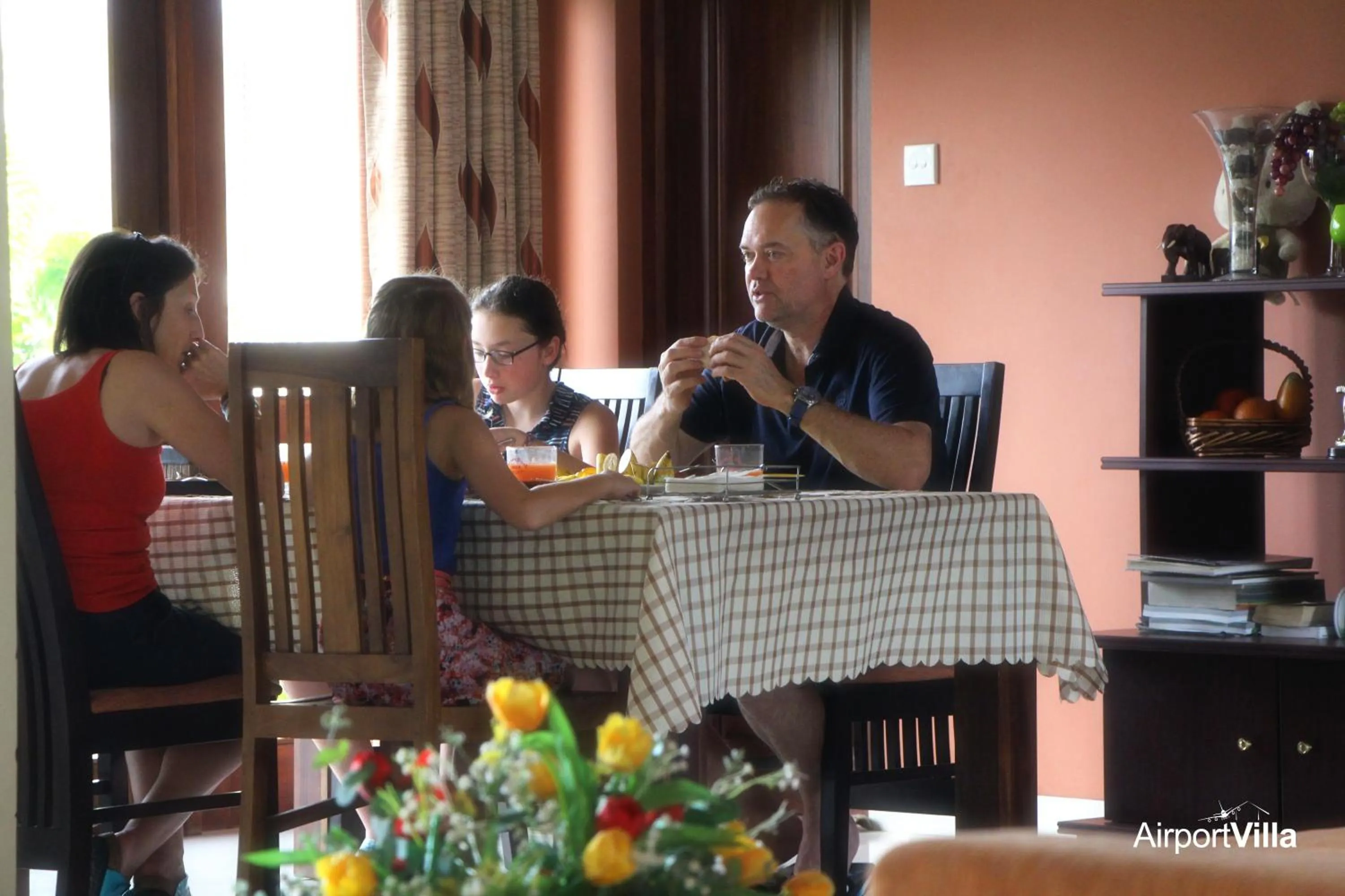 Restaurant/places to eat in Airport Villa