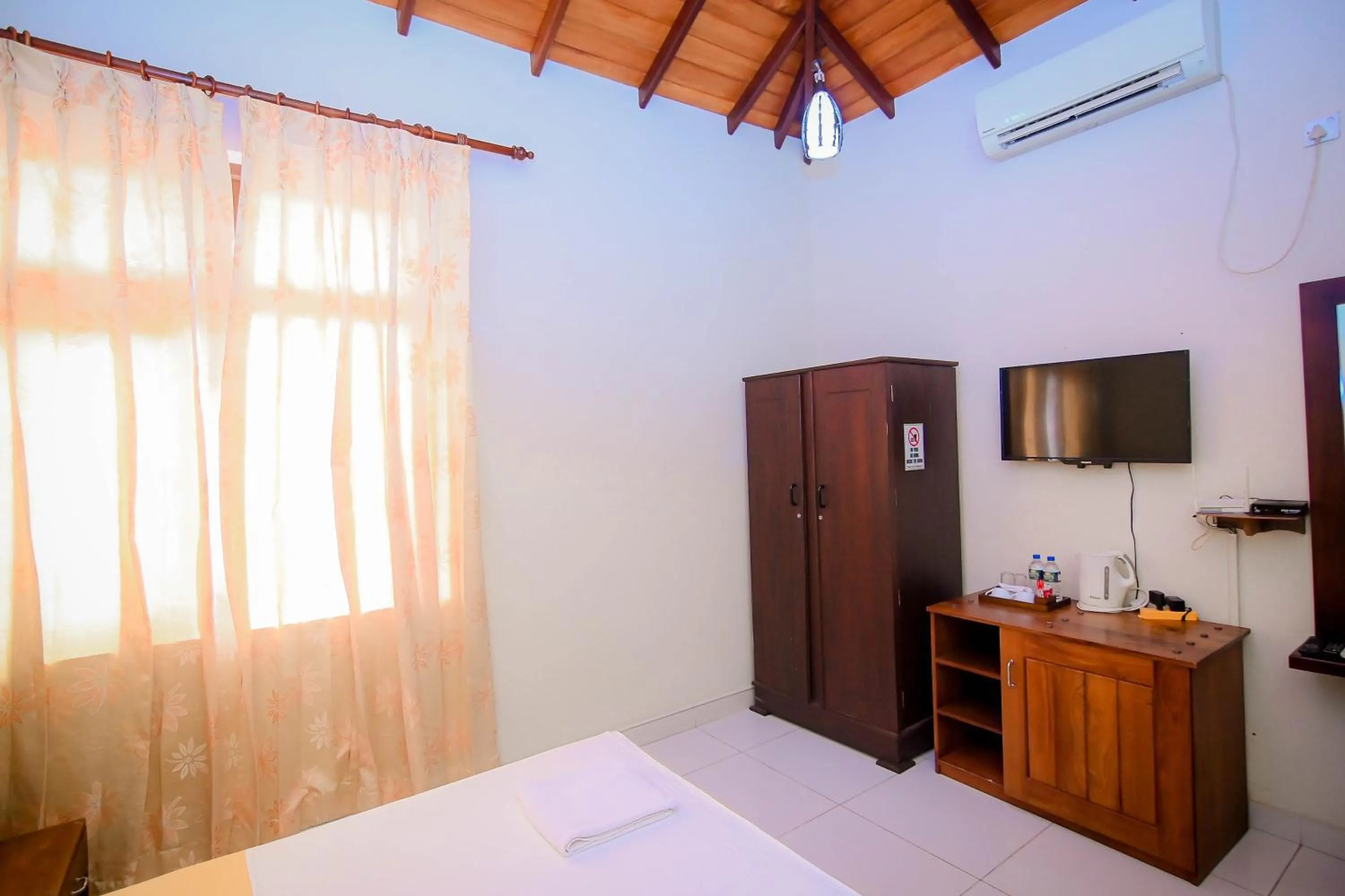 Bed in Airport Villa