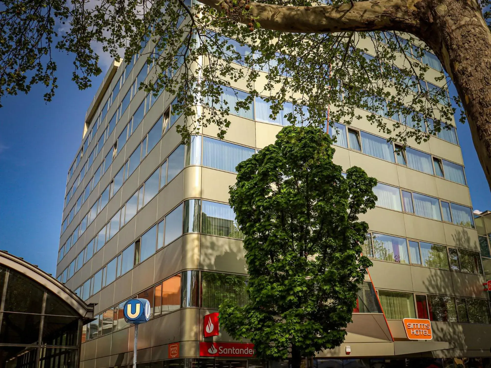 Property building in Simm's Hotel - cityhotel next to Metro U3 Property building in Simm's Hotel - cityhotel next to Metro U3