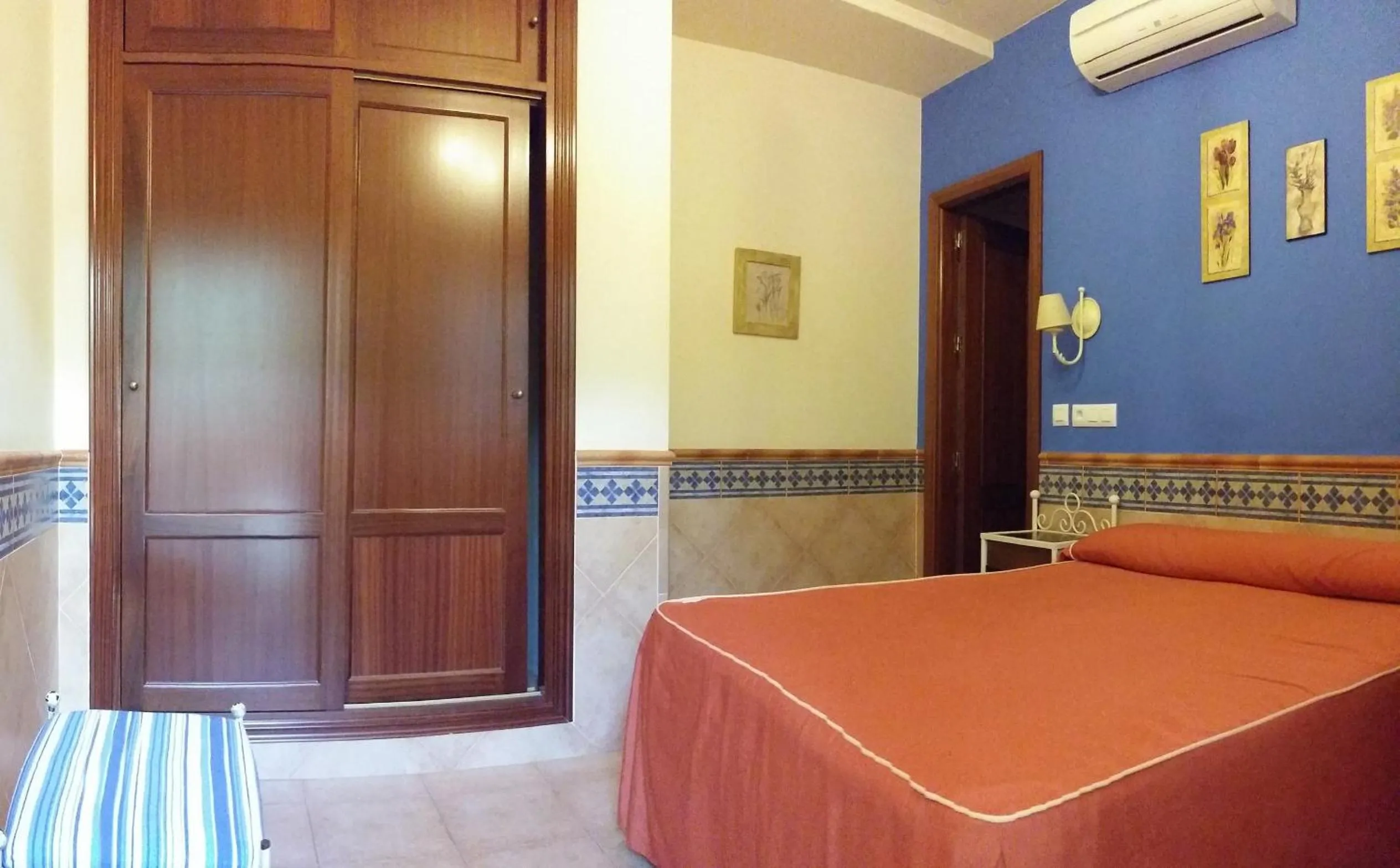 Photo of the whole room, Bed in Pension Doña Trinidad