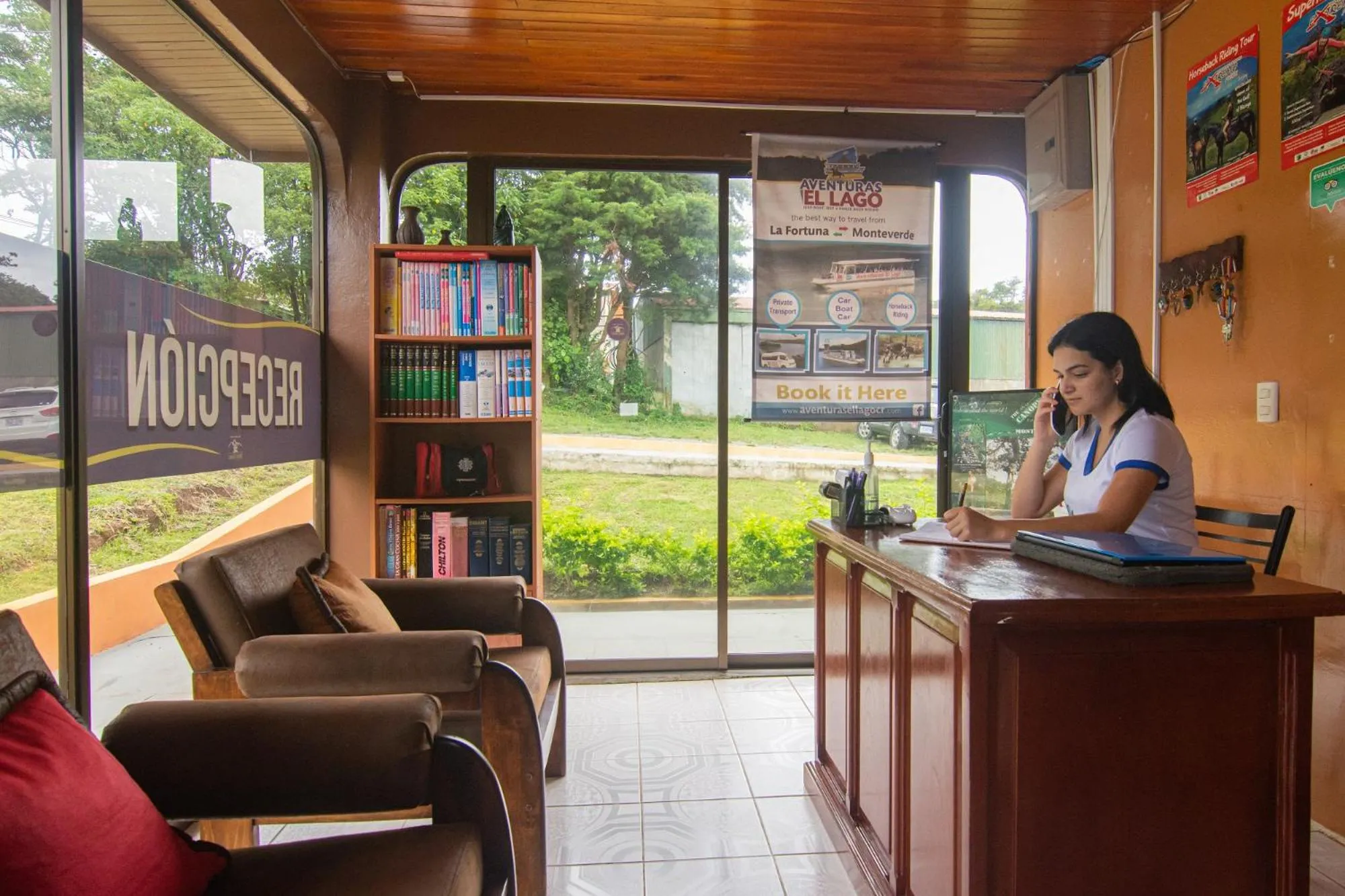 Lobby or reception in Nafre House B&B Monteverde