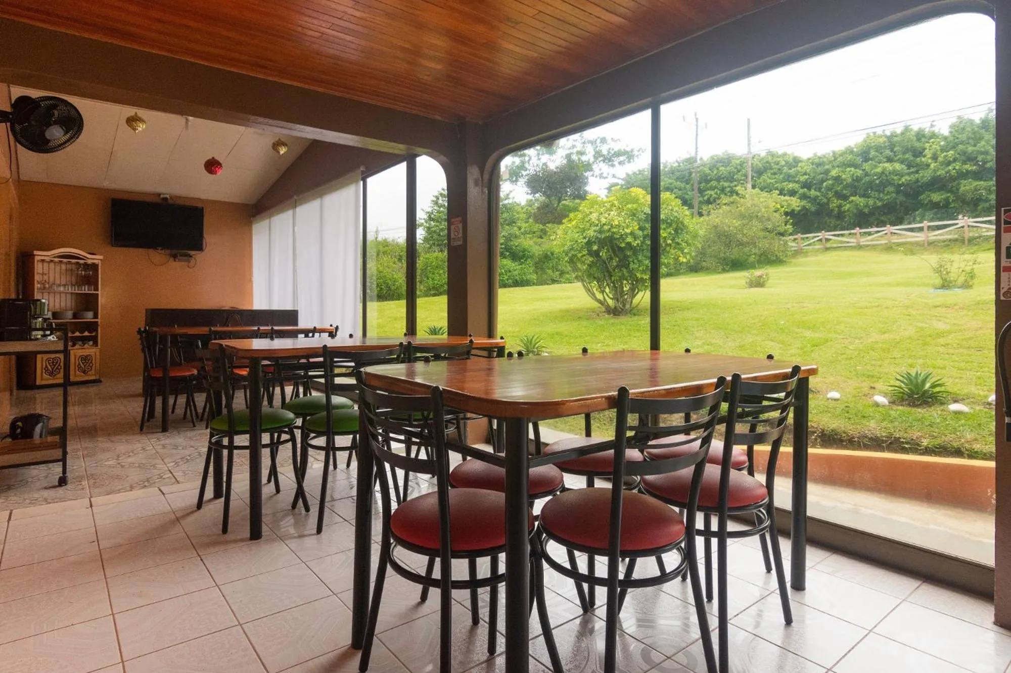 Lounge or bar in Nafre House B&B Monteverde