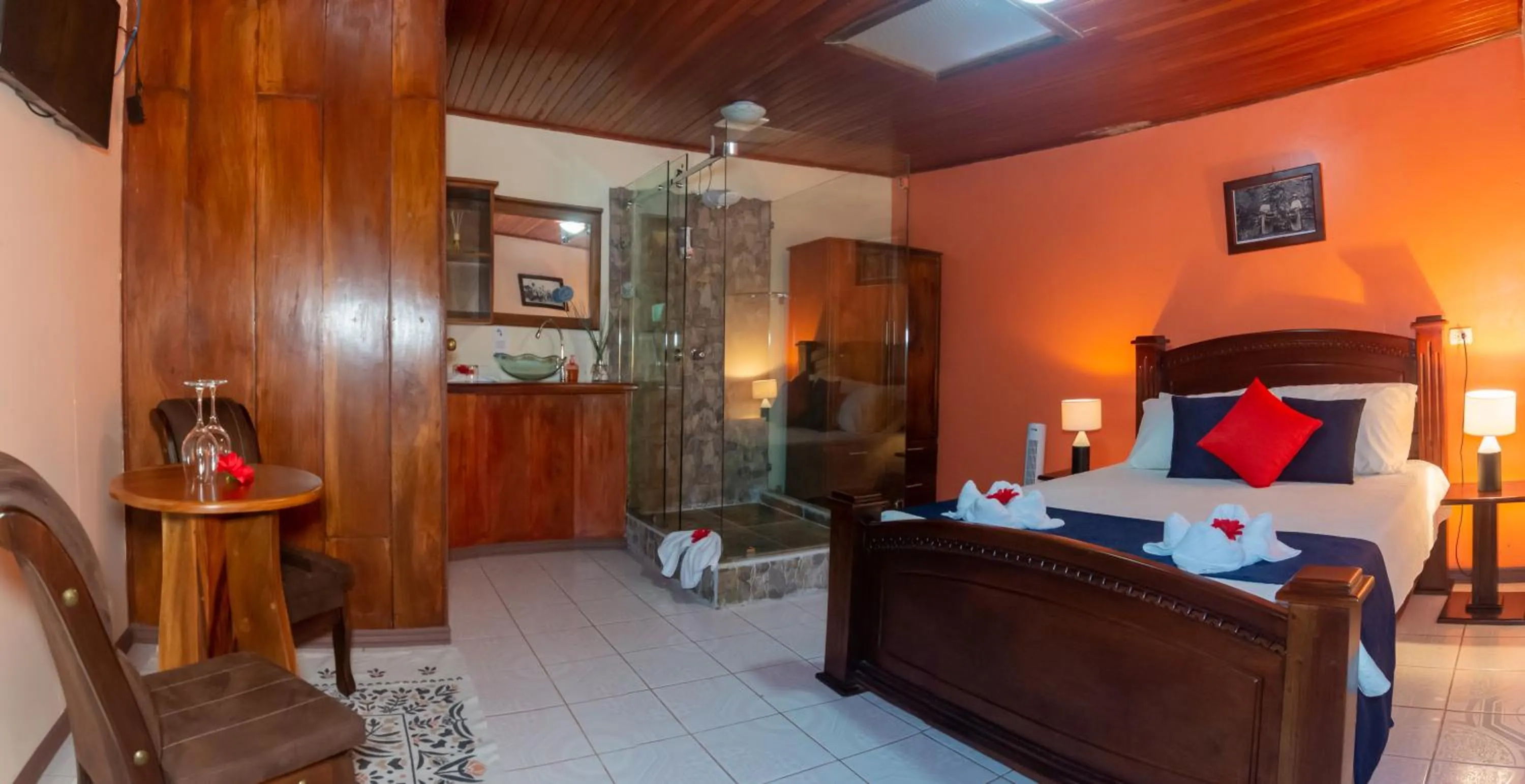 Photo of the whole room, Bed in Nafre House B&B Monteverde