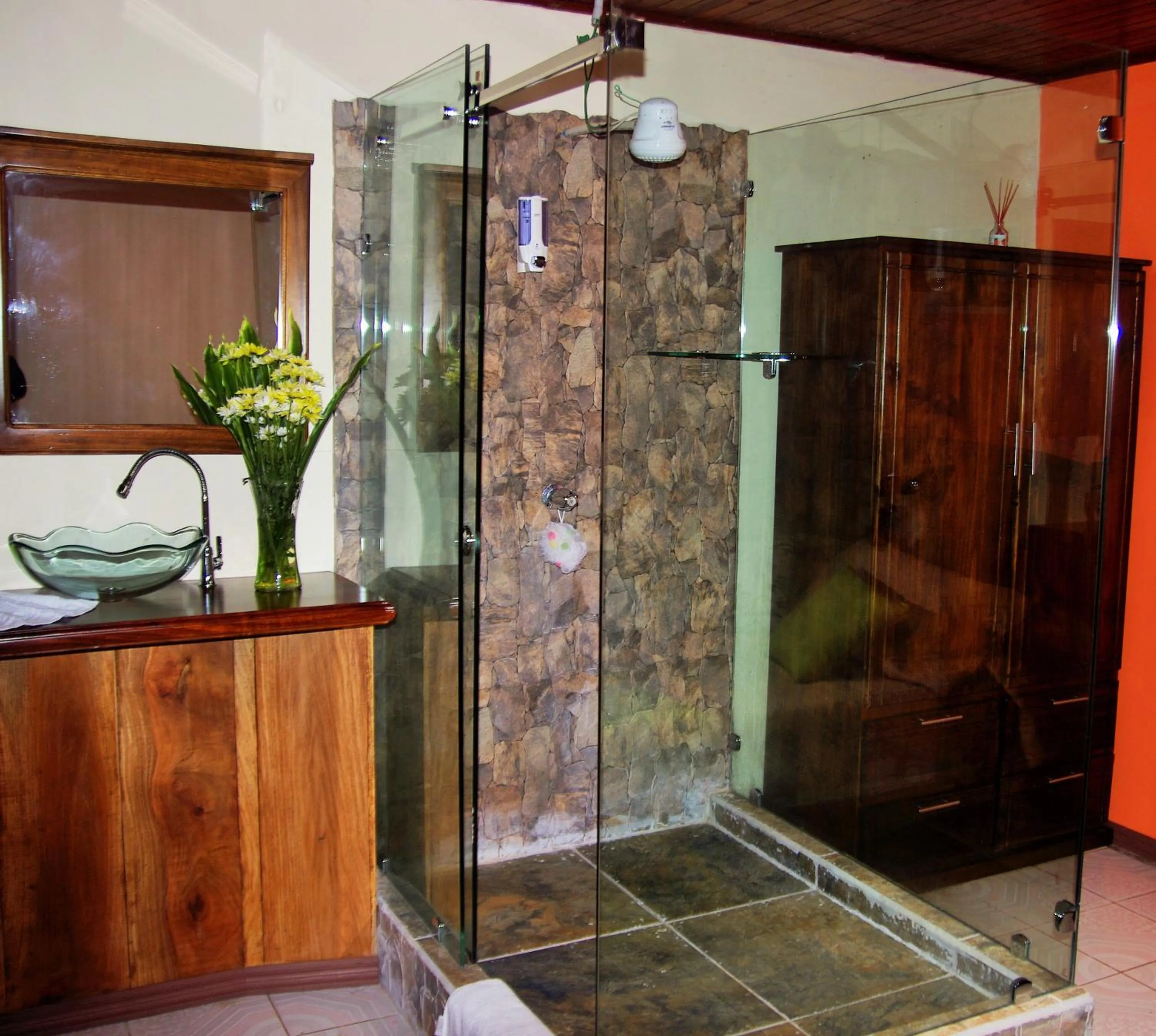 Shower in Nafre House B&B Monteverde