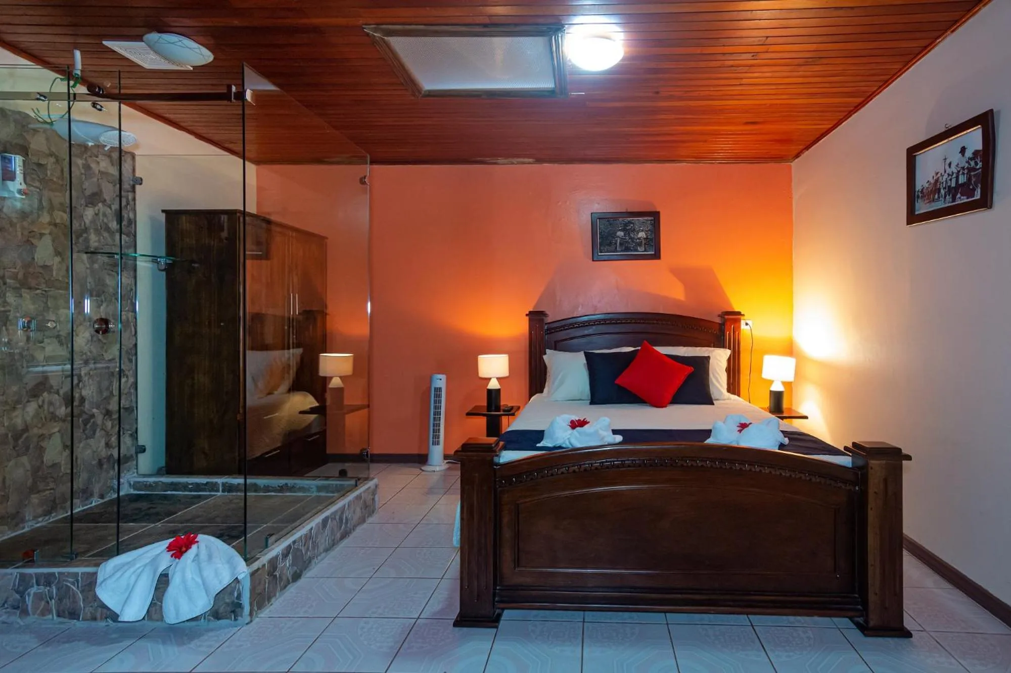 Photo of the whole room, Bed in Nafre House B&B Monteverde