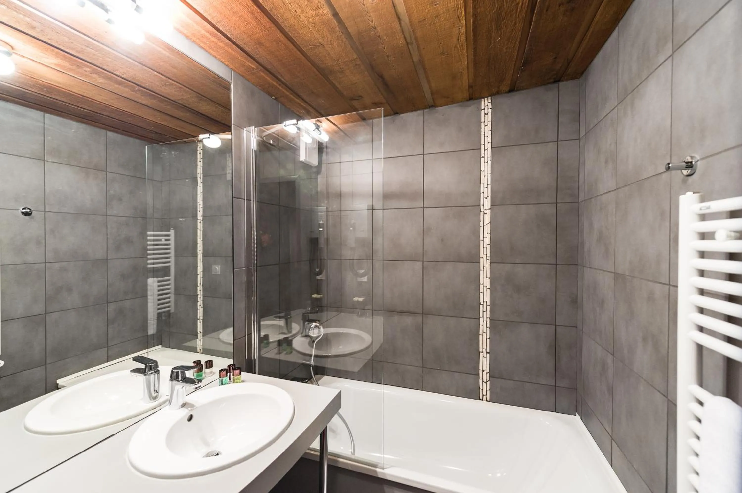 Shower in Marmotel & Spa