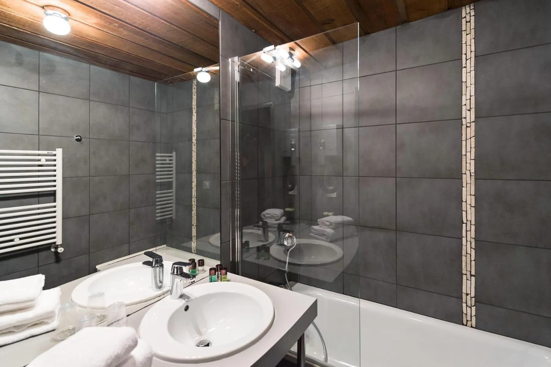 Shower in Marmotel & Spa