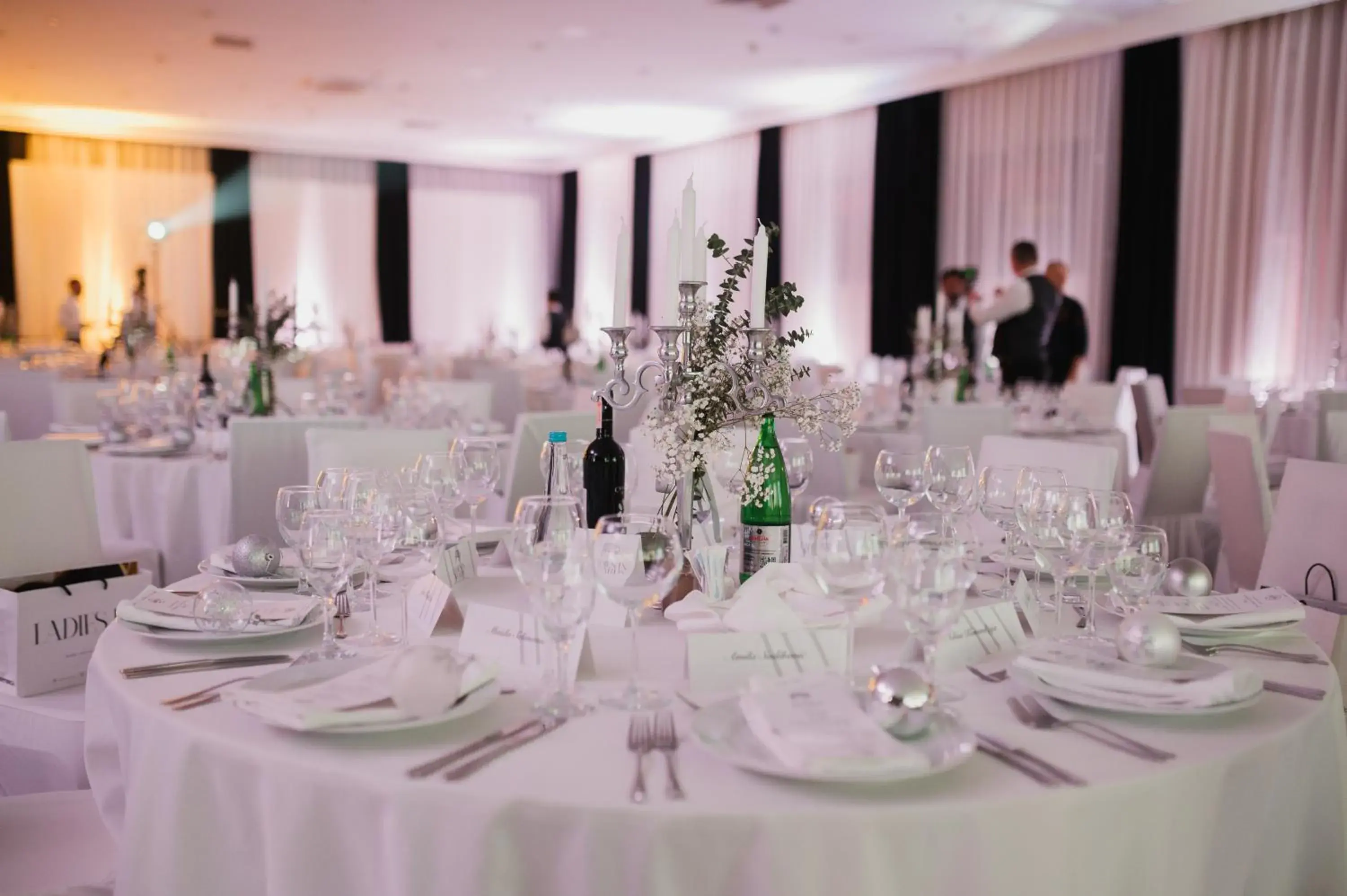 Restaurant/places to eat in Hotel Holiday Restaurant/places to eat in Hotel Holiday