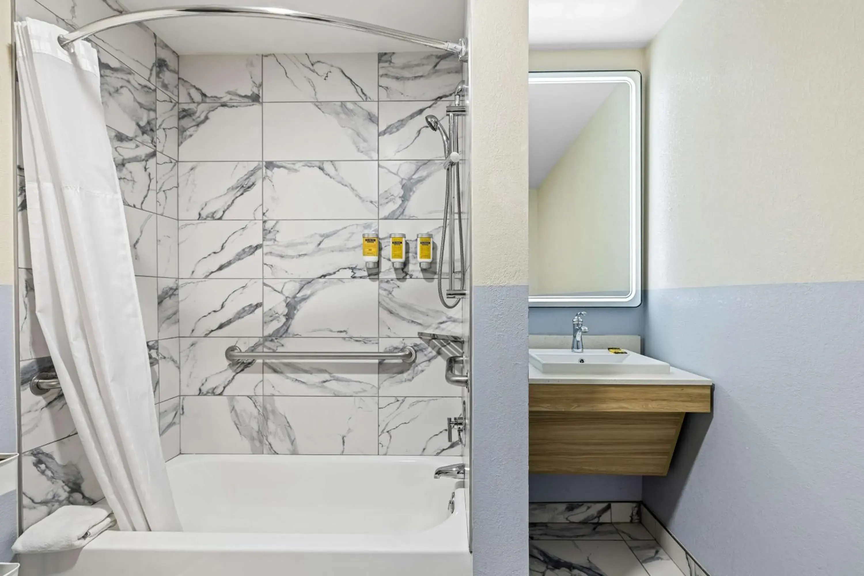 Queen Suite with Two Queen Beds and Bath Tub - Disability Access/Non-Smoking in Best Western Buffalo Inn & Suites Queen Suite with Two Queen Beds and Bath Tub - Disability Access/Non-Smoking in Best Western Buffalo Inn & Suites