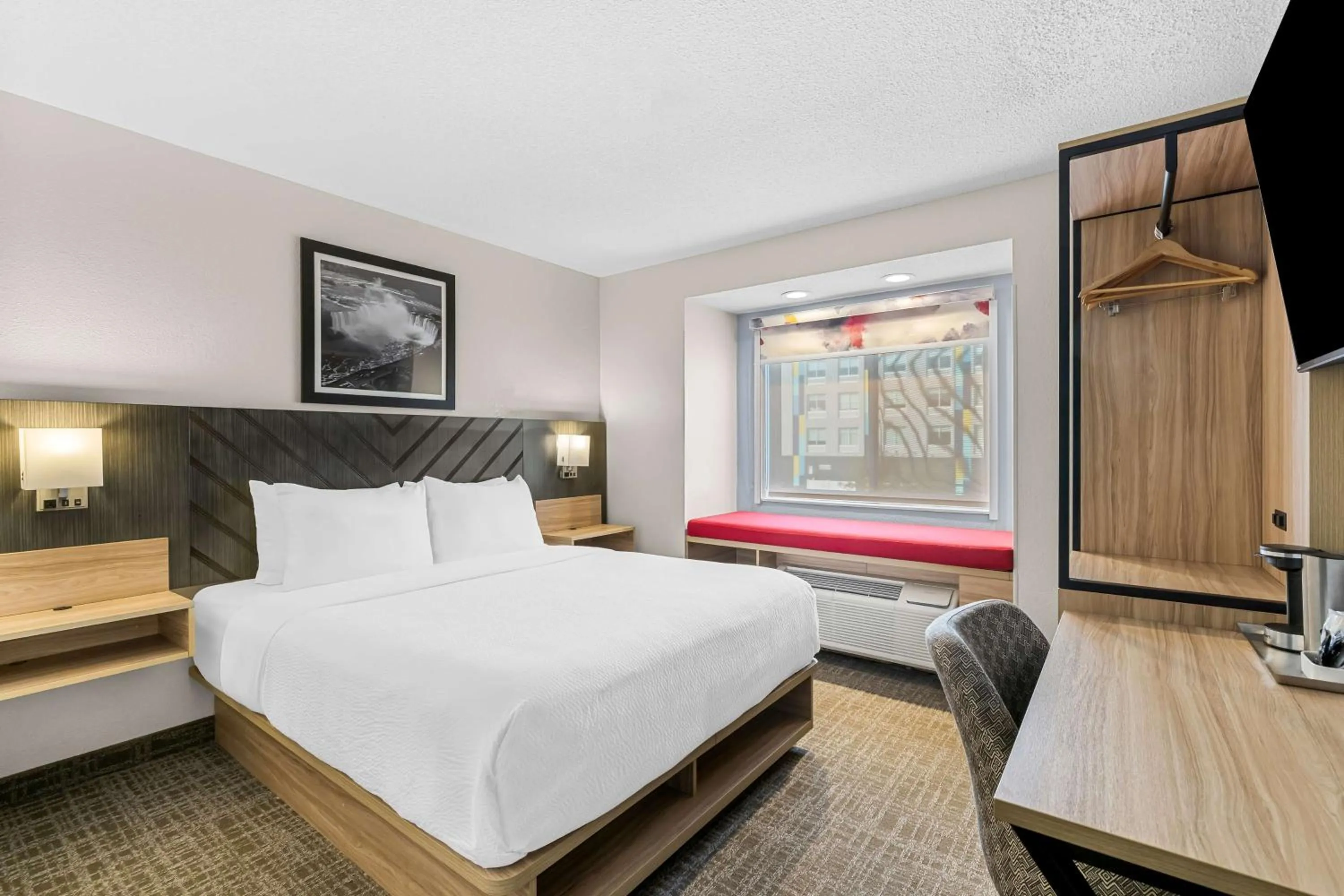 Bedroom, Bed in Best Western Buffalo Inn & Suites