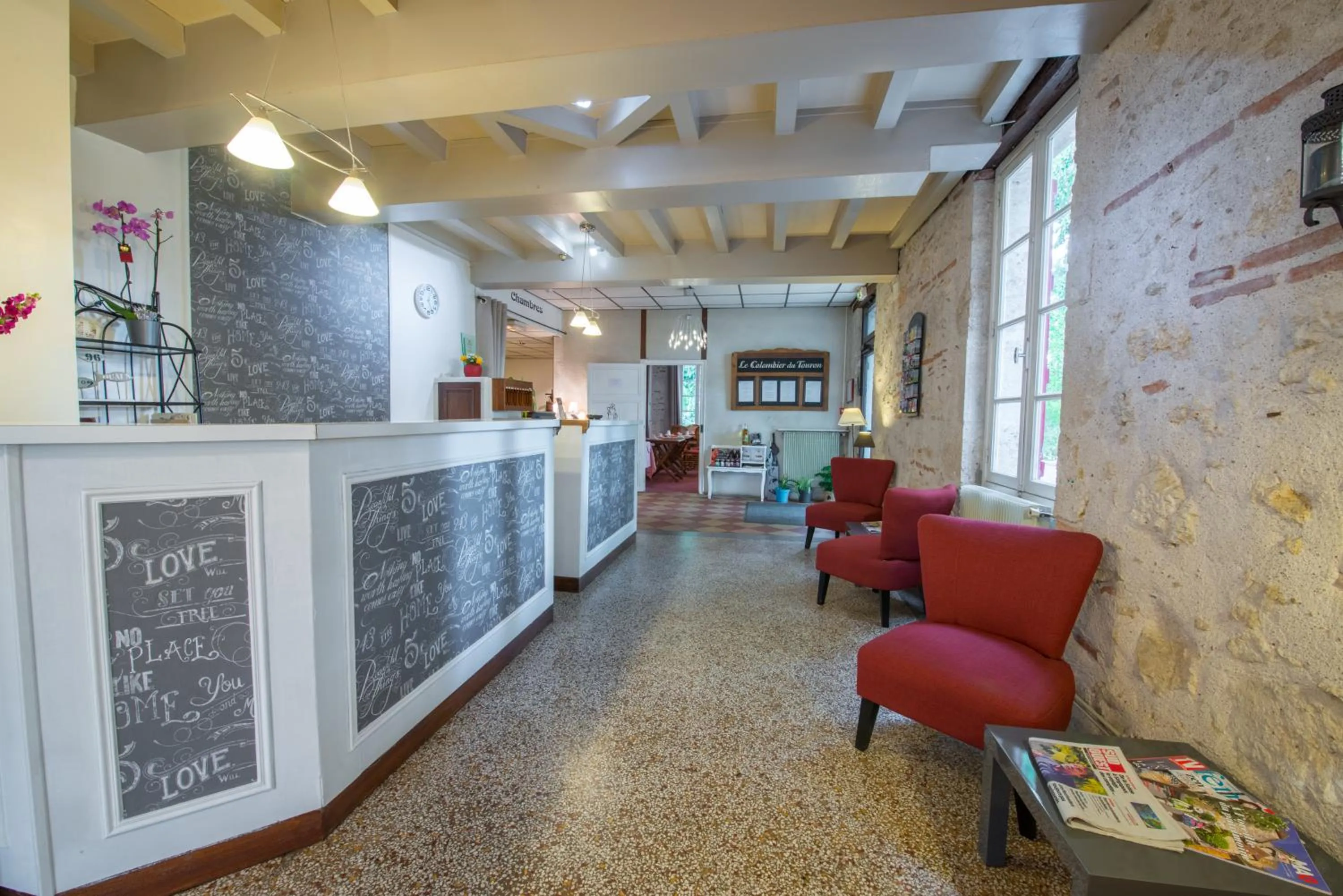 Lobby or reception in Logis Hotels - Au Colombier du Touron