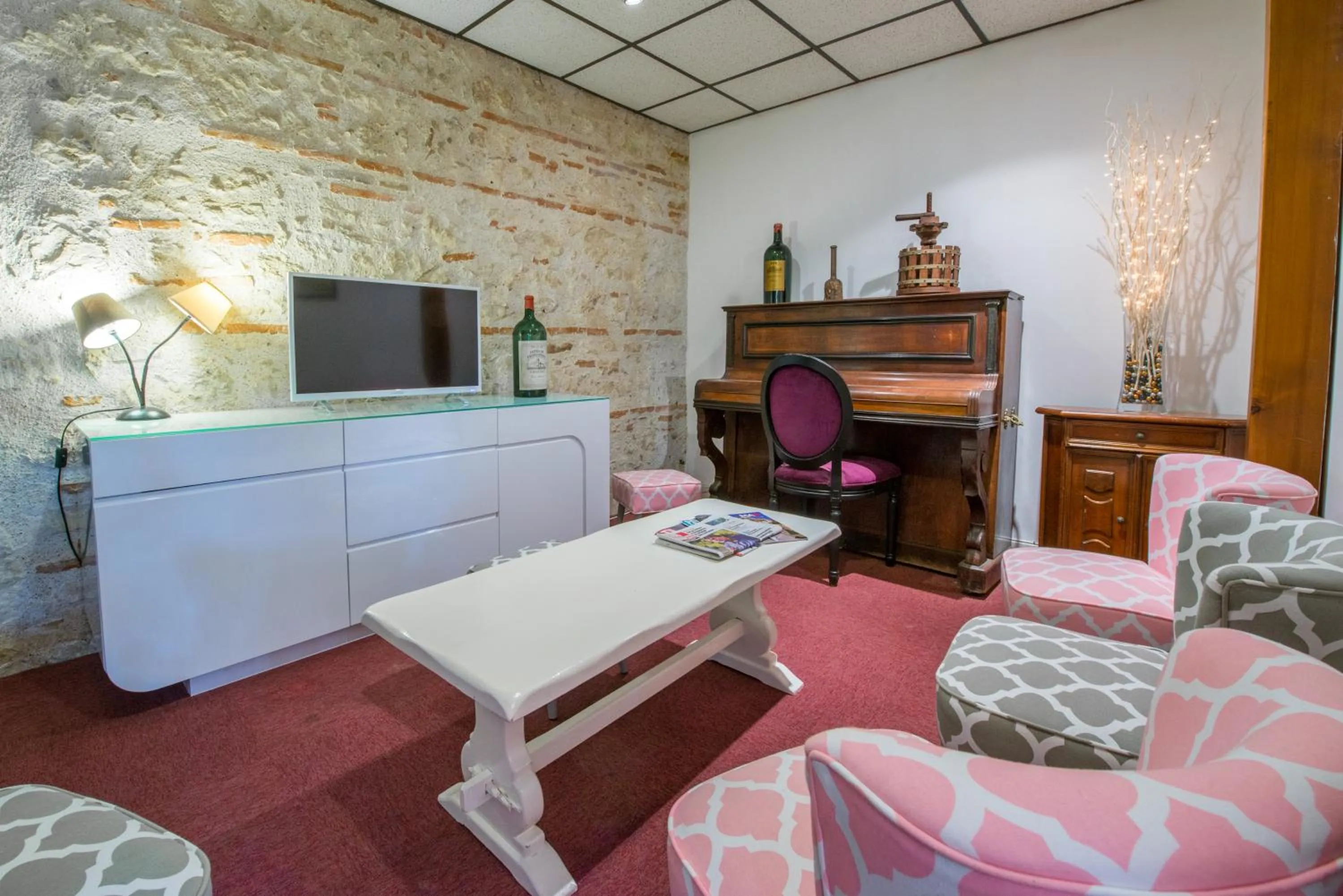 Communal lounge/ TV room in Logis Hotels - Au Colombier du Touron