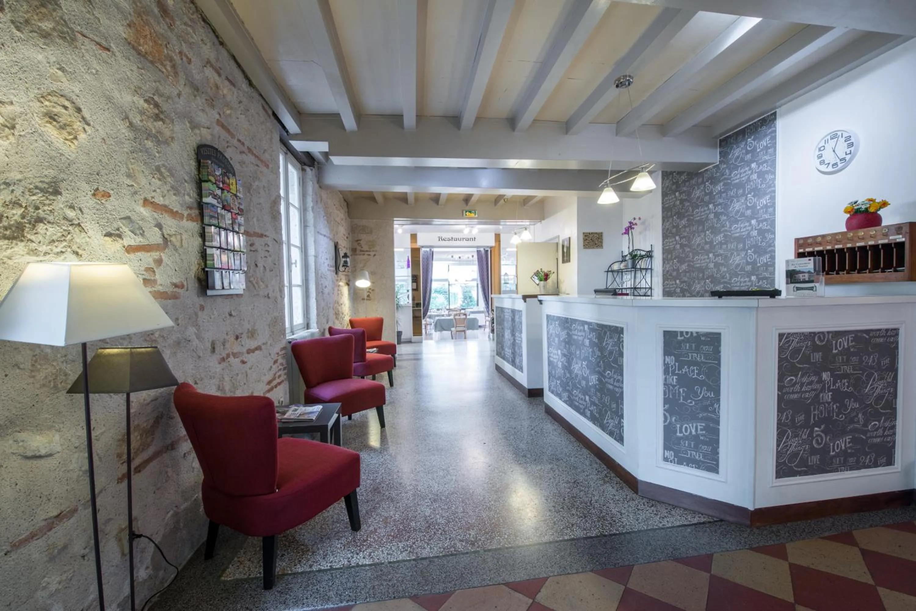 Lobby or reception in Logis Hotels - Au Colombier du Touron