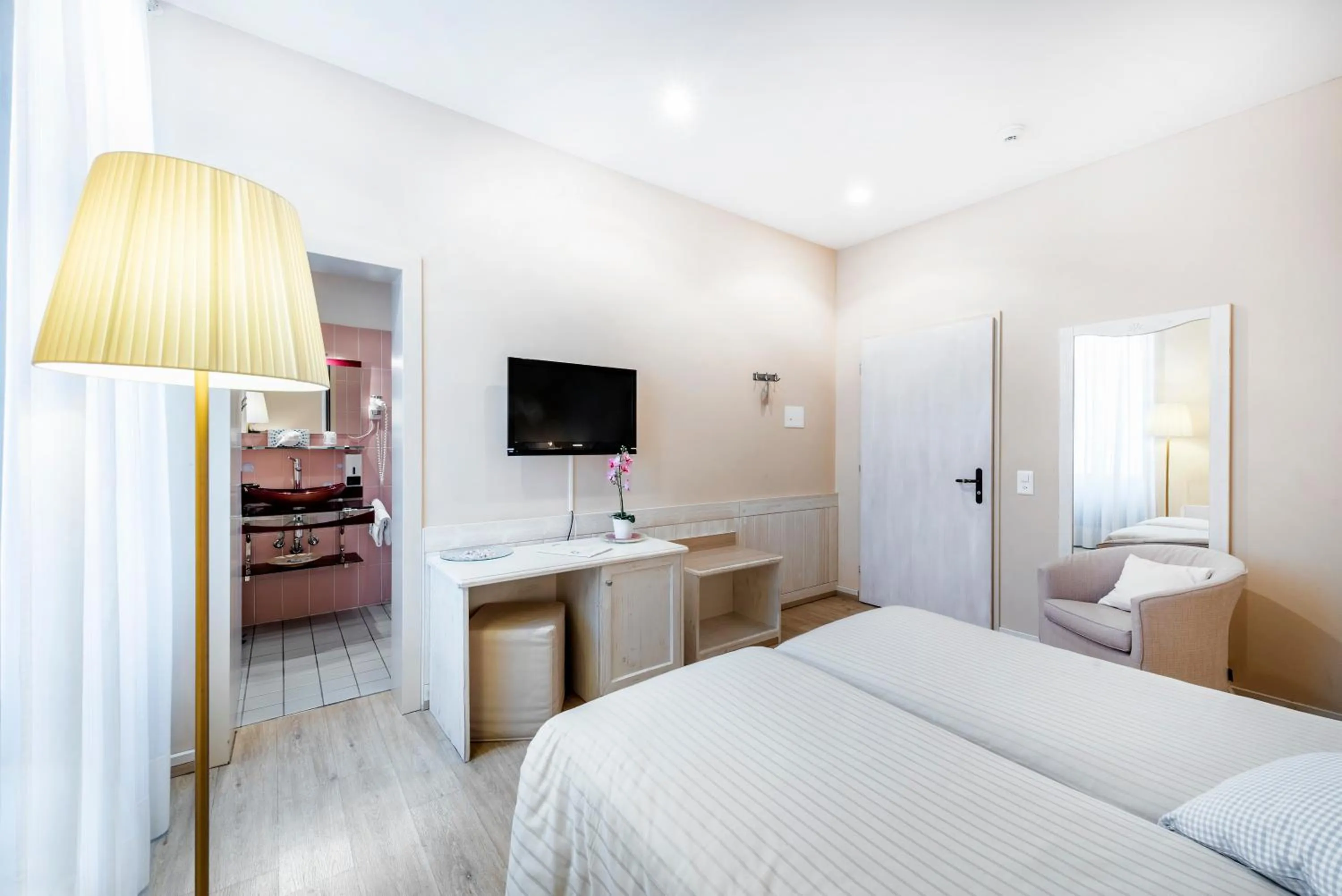 Bathroom, Bed in Albergo Ristorante La Palma