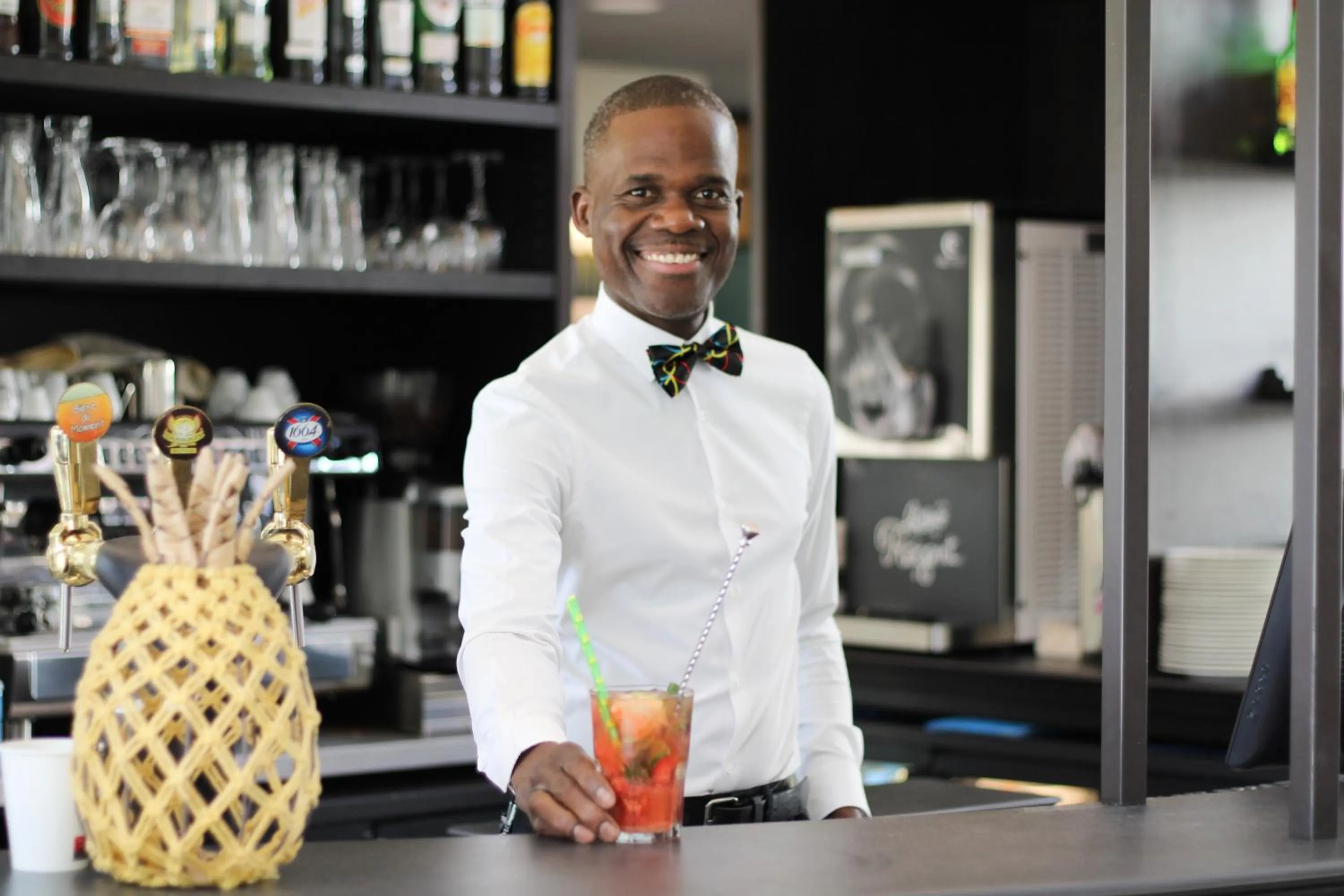 Lounge or bar in ibis Styles Evry Courcouronnes Hotel and Events